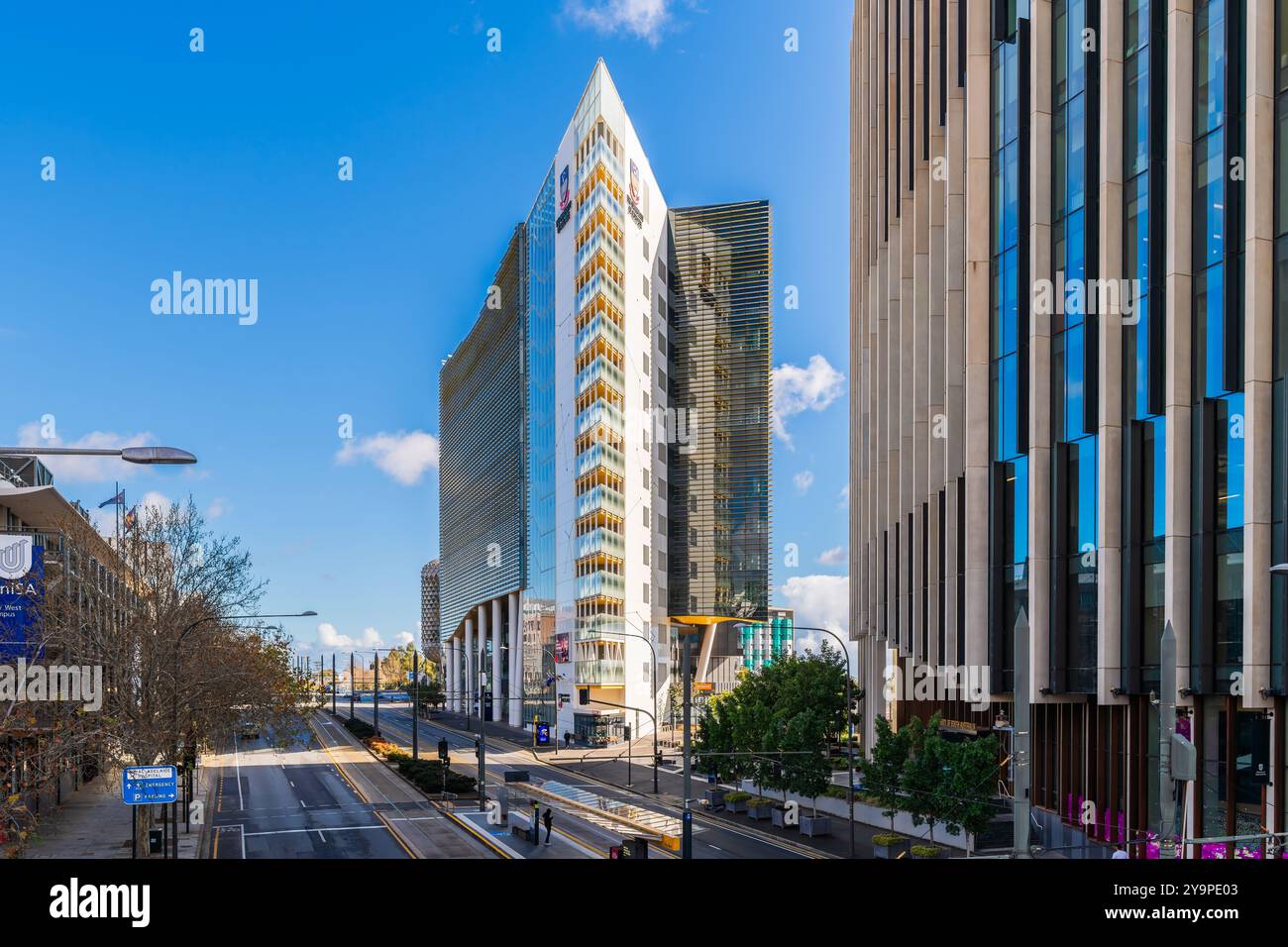 Adelaide, South Australia - 14. Juli 2024: Der Campus der University of Adelaide North Terrace von der Montefiore Bridge aus in Richtung Westen an einem Tag Stockfoto