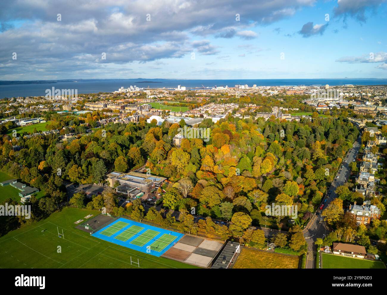 Blick aus der Vogelperspektive auf den Royal Botanic Garden mit Bäumen in Herbstfarben, Inverleith, Edinburgh, Schottland, Großbritannien Stockfoto