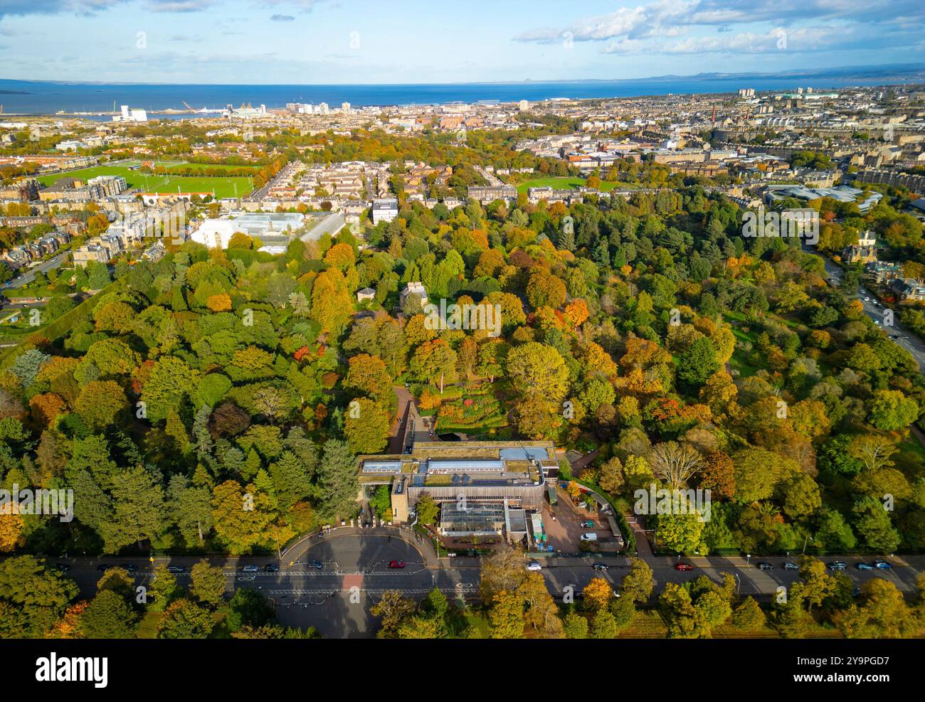 Blick aus der Vogelperspektive auf den Royal Botanic Garden mit Bäumen in Herbstfarben, Inverleith, Edinburgh, Schottland, Großbritannien Stockfoto