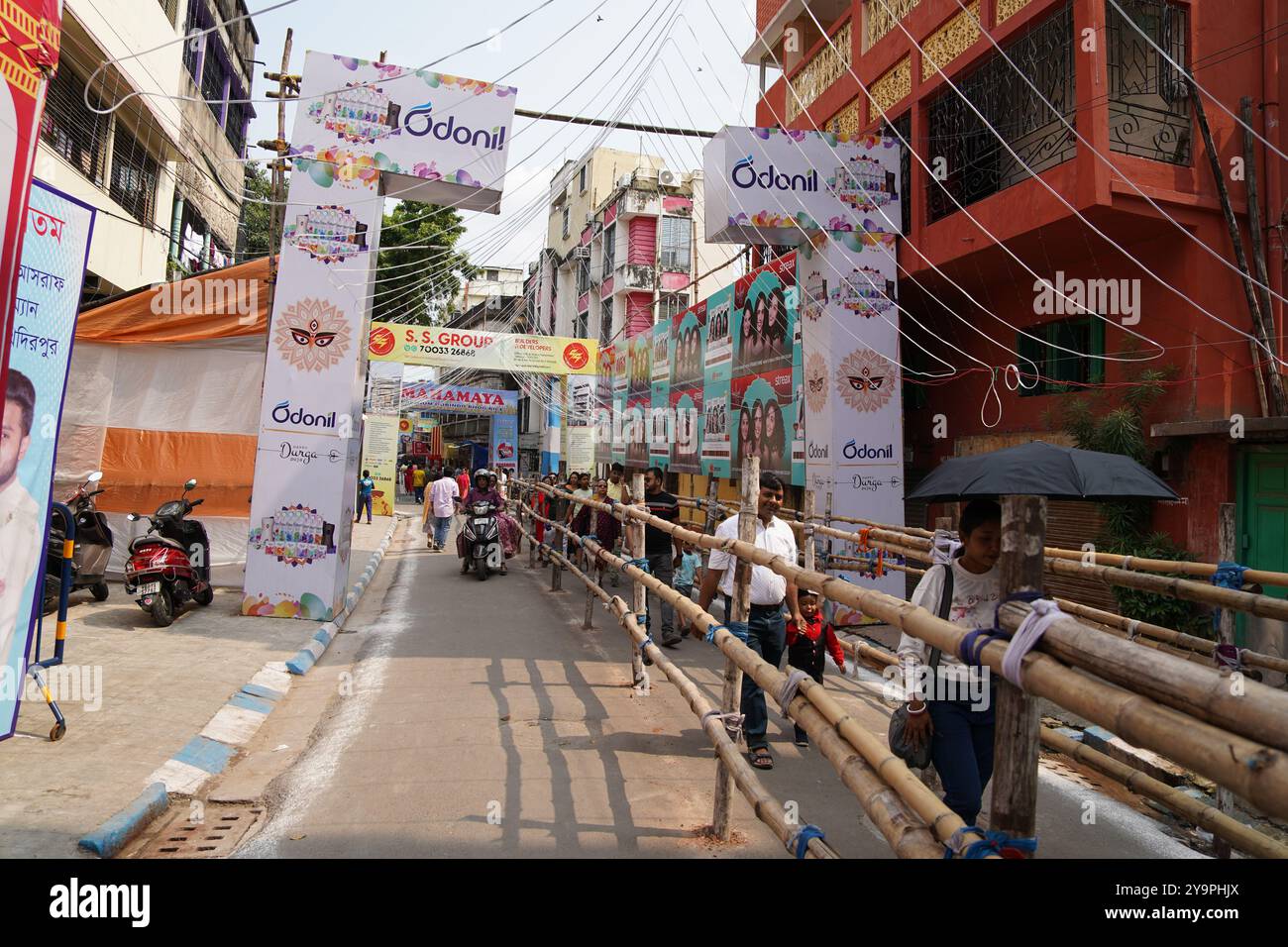 Kalkutta, Indien. 10. Oktober 2024: Kalkutta feiert Durga Puja mit dem begeisterten Pandal Hopping auf Saptami. Auf Saptami war die Stadt voller Aufregung, als Tausende von Gläubigen und Enthüllern die Straßen zum Pandalhopping besuchten, einem zentralen Teil der Durga-Puja-Feiern. Die berühmten Pandalen in Süd-Kalkutta zogen riesige Menschenmassen an, von denen jedes mit komplizierten Themen und atemberaubenden Idolen der Göttin Durga zu sehen war. Thematische Dekorationen, kulturelle Darbietungen und Beleuchtungsvorführungen trugen zur festlichen Atmosphäre bei. Trotz der Hektik sorgte die Freude und Hingabe des Festivals für ein unvergessliches Erlebnis für alle. Stockfoto