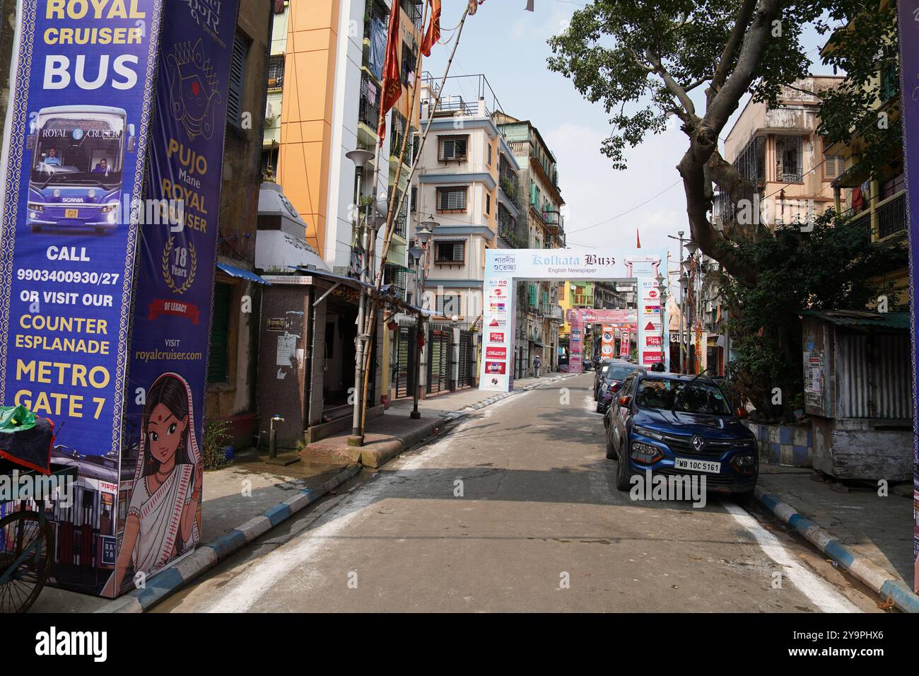 Kalkutta, Indien. 10. Oktober 2024: Kalkutta feiert Durga Puja mit dem begeisterten Pandal Hopping auf Saptami. Auf Saptami war die Stadt voller Aufregung, als Tausende von Gläubigen und Enthüllern die Straßen zum Pandalhopping besuchten, einem zentralen Teil der Durga-Puja-Feiern. Die berühmten Pandalen in Süd-Kalkutta zogen riesige Menschenmassen an, von denen jedes mit komplizierten Themen und atemberaubenden Idolen der Göttin Durga zu sehen war. Thematische Dekorationen, kulturelle Darbietungen und Beleuchtungsvorführungen trugen zur festlichen Atmosphäre bei. Trotz der Hektik sorgte die Freude und Hingabe des Festivals für ein unvergessliches Erlebnis für alle. Stockfoto