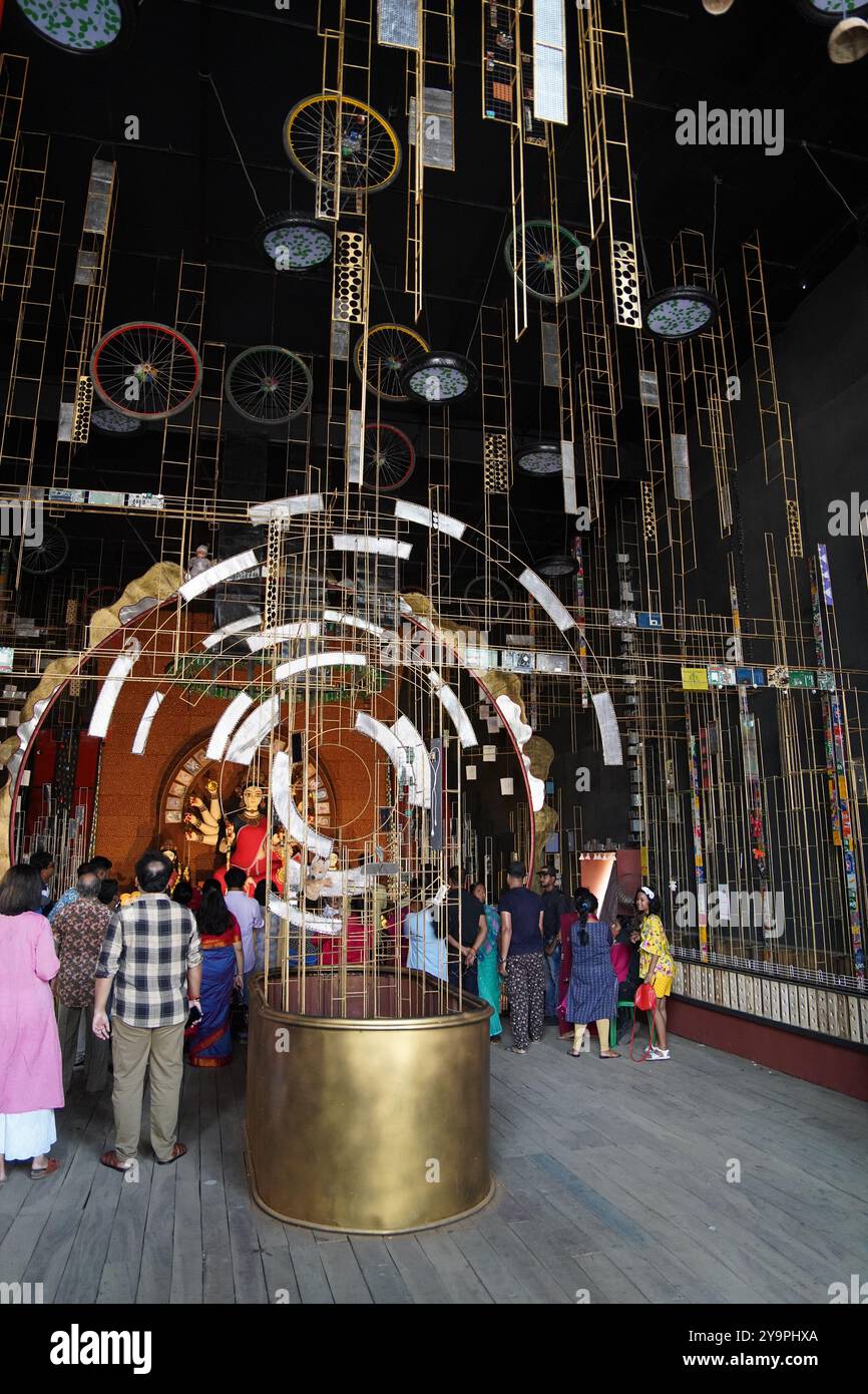 Kalkutta, Indien. 10. Oktober 2024: Kalkutta feiert Durga Puja mit dem begeisterten Pandal Hopping auf Saptami. Auf Saptami war die Stadt voller Aufregung, als Tausende von Gläubigen und Enthüllern die Straßen zum Pandalhopping besuchten, einem zentralen Teil der Durga-Puja-Feiern. Die berühmten Pandalen in Süd-Kalkutta zogen riesige Menschenmassen an, von denen jedes mit komplizierten Themen und atemberaubenden Idolen der Göttin Durga zu sehen war. Thematische Dekorationen, kulturelle Darbietungen und Beleuchtungsvorführungen trugen zur festlichen Atmosphäre bei. Trotz der Hektik sorgte die Freude und Hingabe des Festivals für ein unvergessliches Erlebnis für alle. Stockfoto