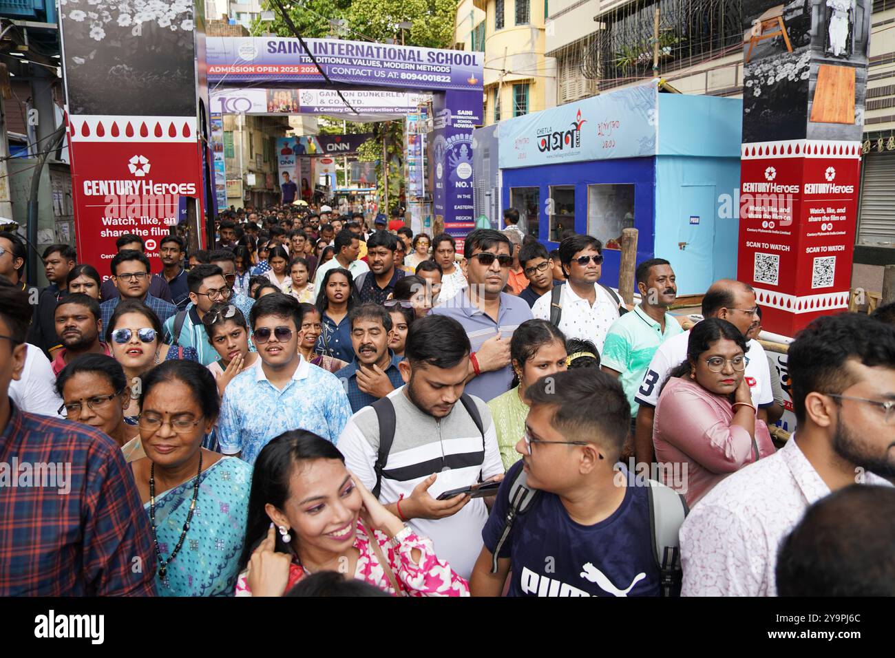 Kalkutta, Indien. 10. Oktober 2024: Kalkutta feiert Durga Puja mit dem begeisterten Pandal Hopping auf Saptami. Auf Saptami war die Stadt voller Aufregung, als Tausende von Gläubigen und Enthüllern die Straßen zum Pandalhopping besuchten, einem zentralen Teil der Durga-Puja-Feiern. Die berühmten Pandalen in Süd-Kalkutta zogen riesige Menschenmassen an, von denen jedes mit komplizierten Themen und atemberaubenden Idolen der Göttin Durga zu sehen war. Thematische Dekorationen, kulturelle Darbietungen und Beleuchtungsvorführungen trugen zur festlichen Atmosphäre bei. Trotz der Hektik sorgte die Freude und Hingabe des Festivals für ein unvergessliches Erlebnis für alle. Stockfoto