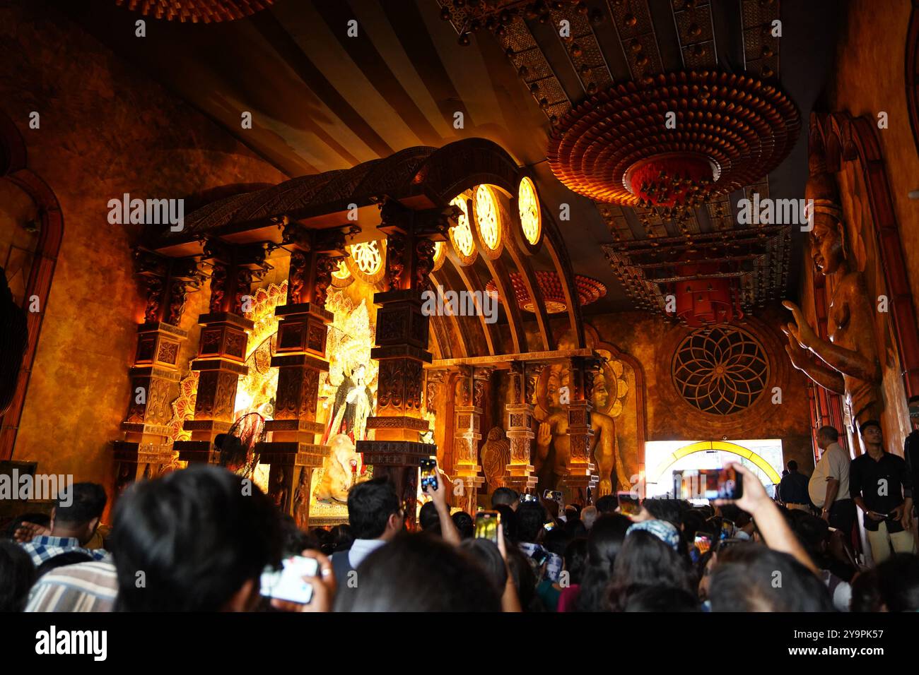 Kalkutta, Indien. 10. Oktober 2024: Kalkutta feiert Durga Puja mit dem begeisterten Pandal Hopping auf Saptami. Auf Saptami war die Stadt voller Aufregung, als Tausende von Gläubigen und Enthüllern die Straßen zum Pandalhopping besuchten, einem zentralen Teil der Durga-Puja-Feiern. Die berühmten Pandalen in Süd-Kalkutta zogen riesige Menschenmassen an, von denen jedes mit komplizierten Themen und atemberaubenden Idolen der Göttin Durga zu sehen war. Thematische Dekorationen, kulturelle Darbietungen und Beleuchtungsvorführungen trugen zur festlichen Atmosphäre bei. Trotz der Hektik sorgte die Freude und Hingabe des Festivals für ein unvergessliches Erlebnis für alle. Stockfoto