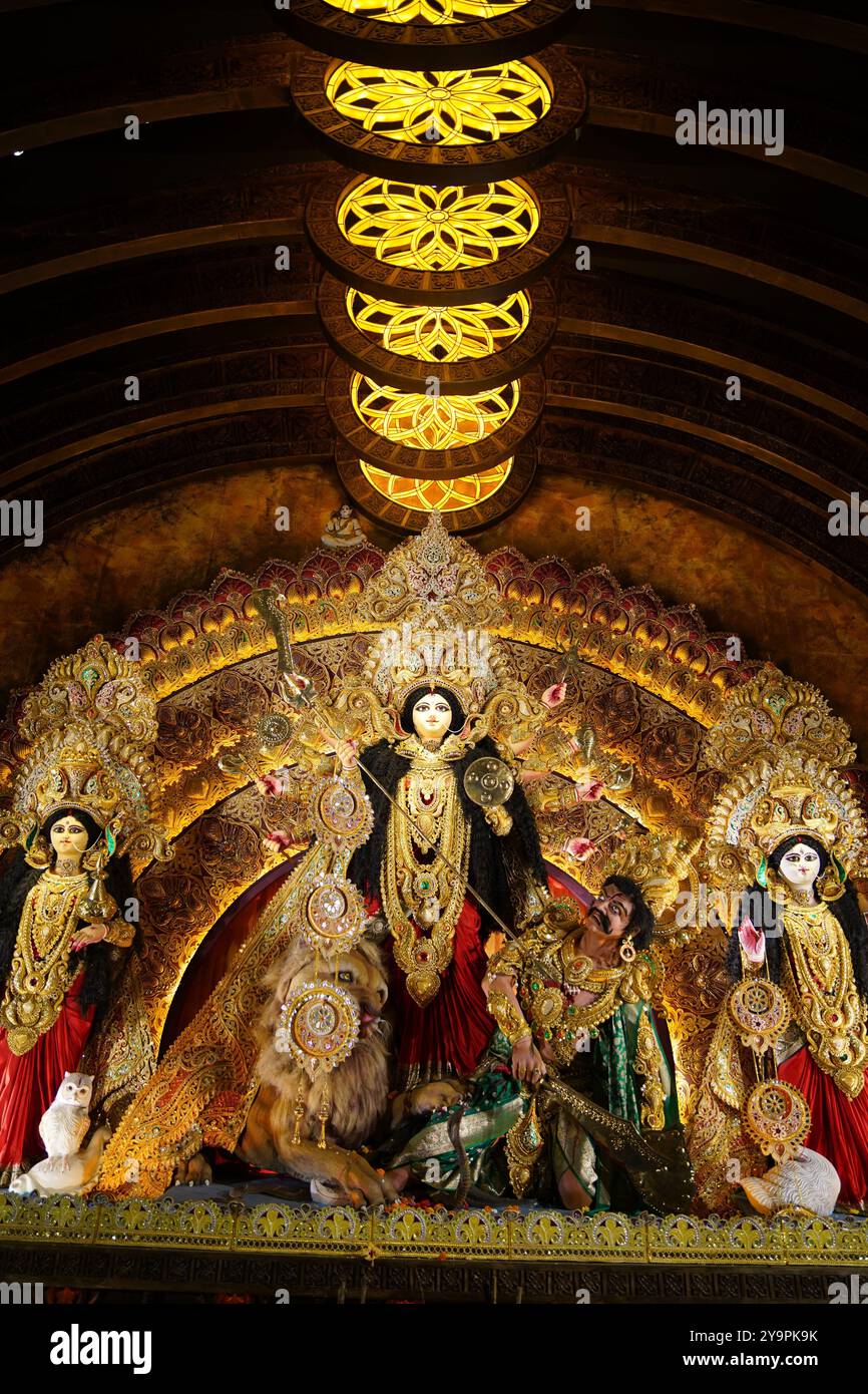 Kalkutta, Indien. 10. Oktober 2024: Kalkutta feiert Durga Puja mit dem begeisterten Pandal Hopping auf Saptami. Auf Saptami war die Stadt voller Aufregung, als Tausende von Gläubigen und Enthüllern die Straßen zum Pandalhopping besuchten, einem zentralen Teil der Durga-Puja-Feiern. Die berühmten Pandalen in Süd-Kalkutta zogen riesige Menschenmassen an, von denen jedes mit komplizierten Themen und atemberaubenden Idolen der Göttin Durga zu sehen war. Thematische Dekorationen, kulturelle Darbietungen und Beleuchtungsvorführungen trugen zur festlichen Atmosphäre bei. Trotz der Hektik sorgte die Freude und Hingabe des Festivals für ein unvergessliches Erlebnis für alle. Stockfoto