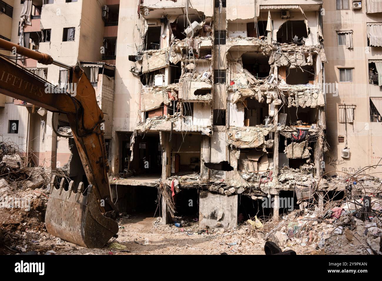 Dahiye, Libanon. Oktober 2024. Ein Gebäude, das durch israelische Bombenangriffe in Dahiye zerstört wurde, wo sie noch immer nach einem vermissten Baby unter den Trümmern suchen. Der Krieg zwischen der Hisbollah und Israel fordert weiterhin Leben und zwingt Tausende zur Flucht aus ihren Häusern. Nach Angaben des Gesundheitsministeriums wurden bei dem Bombenanschlag 2.000 Menschen getötet. Quelle: SOPA Images Limited/Alamy Live News Stockfoto