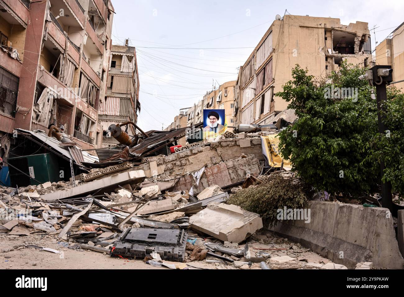 Dahiye, Libanon. Oktober 2024. Ein Bild von Hassan Nasrallah auf einem Gebäude, das durch Beschuss zusammengebrochen ist. Der Krieg zwischen der Hisbollah und Israel fordert weiterhin Leben und zwingt Tausende zur Flucht aus ihren Häusern. Nach Angaben des Gesundheitsministeriums wurden bei dem Bombenanschlag 2.000 Menschen getötet. Quelle: SOPA Images Limited/Alamy Live News Stockfoto