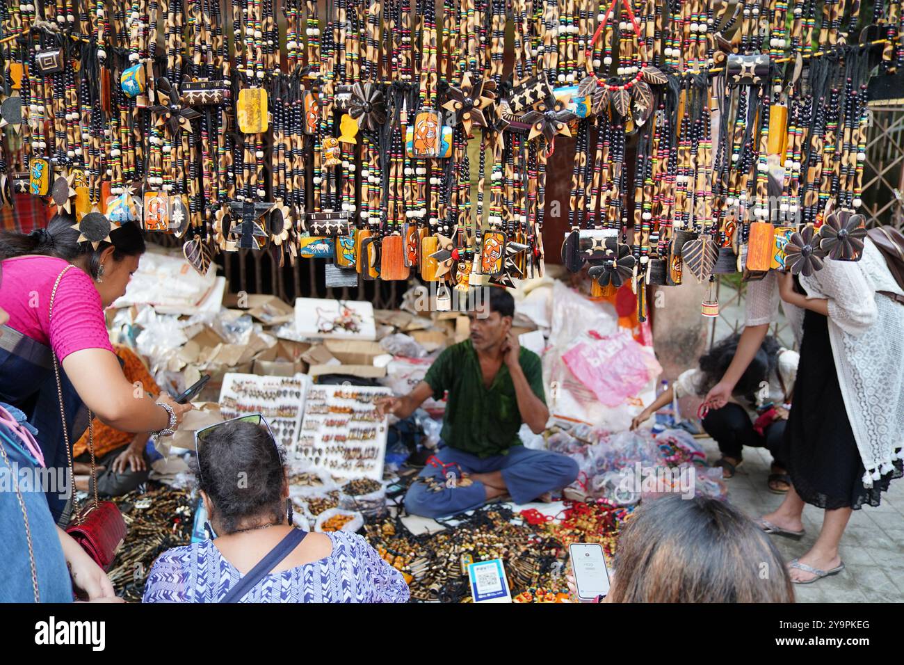 Kalkutta, Indien. 10. Oktober 2024: Kalkutta feiert Durga Puja mit dem begeisterten Pandal Hopping auf Saptami. Auf Saptami war die Stadt voller Aufregung, als Tausende von Gläubigen und Enthüllern die Straßen zum Pandalhopping besuchten, einem zentralen Teil der Durga-Puja-Feiern. Die berühmten Pandalen in Süd-Kalkutta zogen riesige Menschenmassen an, von denen jedes mit komplizierten Themen und atemberaubenden Idolen der Göttin Durga zu sehen war. Thematische Dekorationen, kulturelle Darbietungen und Beleuchtungsvorführungen trugen zur festlichen Atmosphäre bei. Trotz der Hektik sorgte die Freude und Hingabe des Festivals für ein unvergessliches Erlebnis für alle. Stockfoto