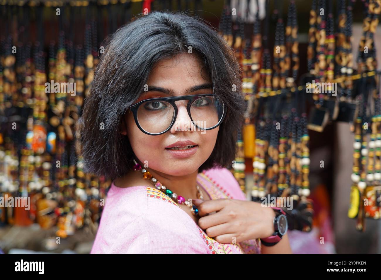 Kalkutta, Indien. 10. Oktober 2024: Kalkutta feiert Durga Puja mit dem begeisterten Pandal Hopping auf Saptami. Auf Saptami war die Stadt voller Aufregung, als Tausende von Gläubigen und Enthüllern die Straßen zum Pandalhopping besuchten, einem zentralen Teil der Durga-Puja-Feiern. Die berühmten Pandalen in Süd-Kalkutta zogen riesige Menschenmassen an, von denen jedes mit komplizierten Themen und atemberaubenden Idolen der Göttin Durga zu sehen war. Thematische Dekorationen, kulturelle Darbietungen und Beleuchtungsvorführungen trugen zur festlichen Atmosphäre bei. Trotz der Hektik sorgte die Freude und Hingabe des Festivals für ein unvergessliches Erlebnis für alle. Stockfoto