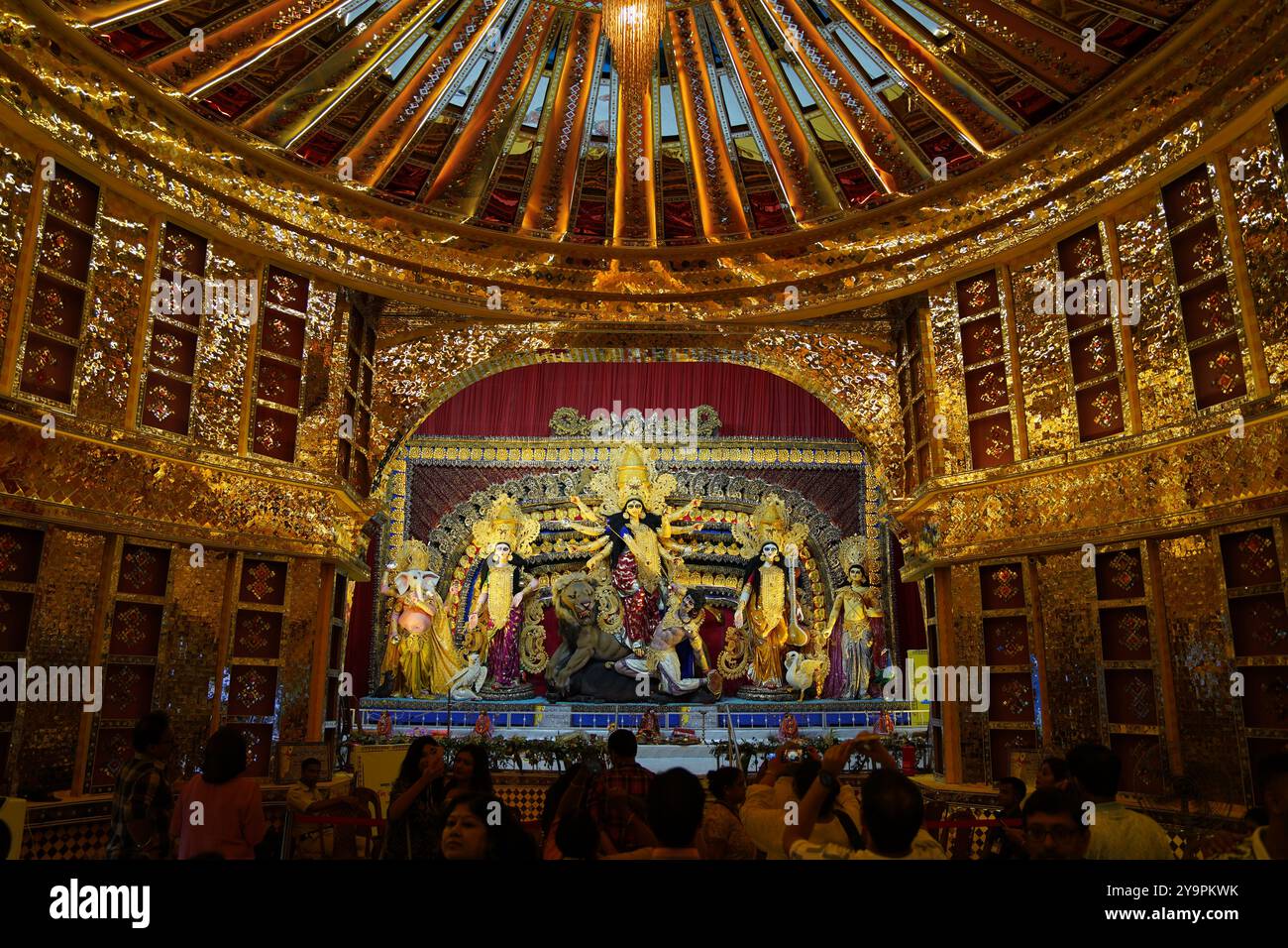 Kalkutta, Indien. 10. Oktober 2024: Kalkutta feiert Durga Puja mit dem begeisterten Pandal Hopping auf Saptami. Auf Saptami war die Stadt voller Aufregung, als Tausende von Gläubigen und Enthüllern die Straßen zum Pandalhopping besuchten, einem zentralen Teil der Durga-Puja-Feiern. Die berühmten Pandalen in Süd-Kalkutta zogen riesige Menschenmassen an, von denen jedes mit komplizierten Themen und atemberaubenden Idolen der Göttin Durga zu sehen war. Thematische Dekorationen, kulturelle Darbietungen und Beleuchtungsvorführungen trugen zur festlichen Atmosphäre bei. Trotz der Hektik sorgte die Freude und Hingabe des Festivals für ein unvergessliches Erlebnis für alle. Stockfoto