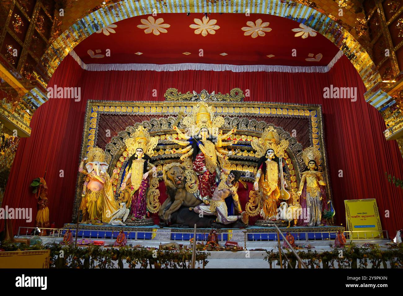 Kalkutta, Indien. 10. Oktober 2024: Kalkutta feiert Durga Puja mit dem begeisterten Pandal Hopping auf Saptami. Auf Saptami war die Stadt voller Aufregung, als Tausende von Gläubigen und Enthüllern die Straßen zum Pandalhopping besuchten, einem zentralen Teil der Durga-Puja-Feiern. Die berühmten Pandalen in Süd-Kalkutta zogen riesige Menschenmassen an, von denen jedes mit komplizierten Themen und atemberaubenden Idolen der Göttin Durga zu sehen war. Thematische Dekorationen, kulturelle Darbietungen und Beleuchtungsvorführungen trugen zur festlichen Atmosphäre bei. Trotz der Hektik sorgte die Freude und Hingabe des Festivals für ein unvergessliches Erlebnis für alle. Stockfoto