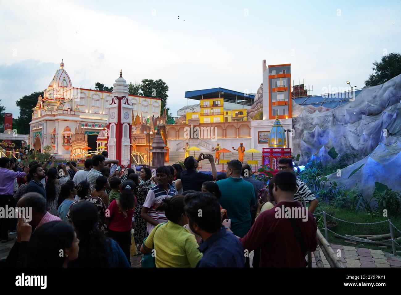 Kalkutta, Indien. 10. Oktober 2024: Kalkutta feiert Durga Puja mit dem begeisterten Pandal Hopping auf Saptami. Auf Saptami war die Stadt voller Aufregung, als Tausende von Gläubigen und Enthüllern die Straßen zum Pandalhopping besuchten, einem zentralen Teil der Durga-Puja-Feiern. Die berühmten Pandalen in Süd-Kalkutta zogen riesige Menschenmassen an, von denen jedes mit komplizierten Themen und atemberaubenden Idolen der Göttin Durga zu sehen war. Thematische Dekorationen, kulturelle Darbietungen und Beleuchtungsvorführungen trugen zur festlichen Atmosphäre bei. Trotz der Hektik sorgte die Freude und Hingabe des Festivals für ein unvergessliches Erlebnis für alle. Stockfoto
