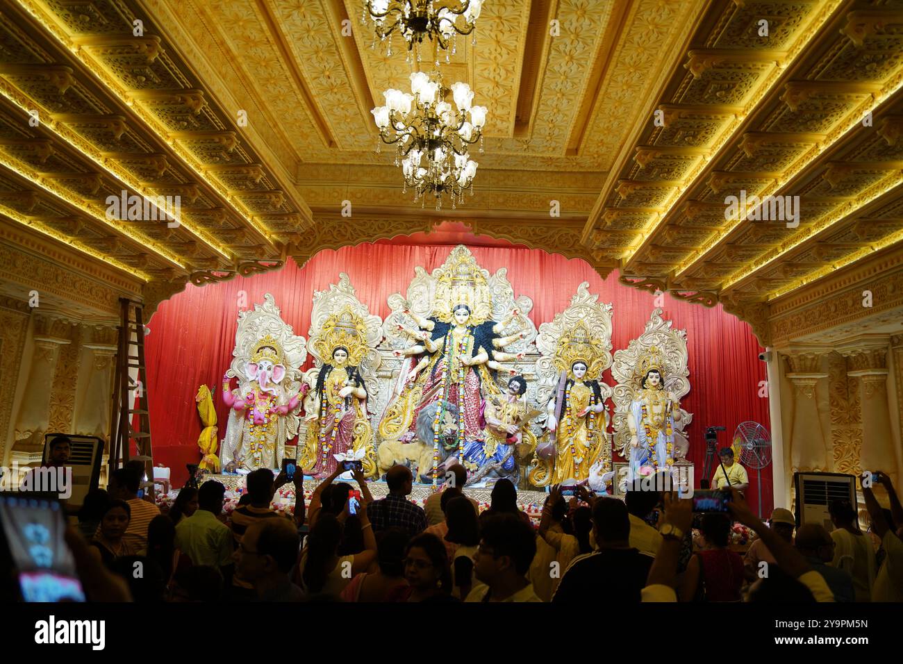 Kalkutta, Indien. 10. Oktober 2024: Kalkutta feiert Durga Puja mit dem begeisterten Pandal Hopping auf Saptami. Auf Saptami war die Stadt voller Aufregung, als Tausende von Gläubigen und Enthüllern die Straßen zum Pandalhopping besuchten, einem zentralen Teil der Durga-Puja-Feiern. Die berühmten Pandalen in Süd-Kalkutta zogen riesige Menschenmassen an, von denen jedes mit komplizierten Themen und atemberaubenden Idolen der Göttin Durga zu sehen war. Thematische Dekorationen, kulturelle Darbietungen und Beleuchtungsvorführungen trugen zur festlichen Atmosphäre bei. Trotz der Hektik sorgte die Freude und Hingabe des Festivals für ein unvergessliches Erlebnis für alle. Stockfoto