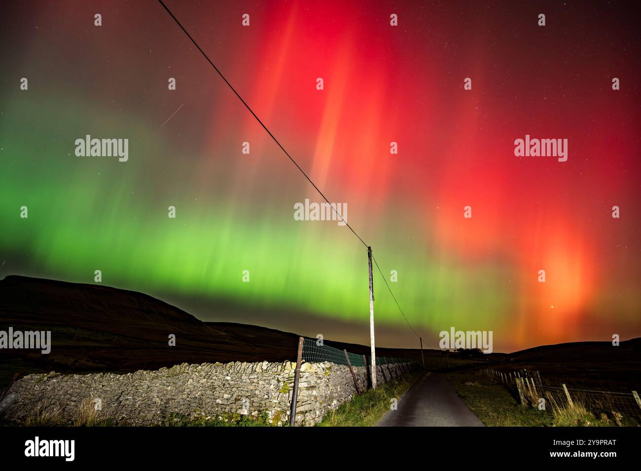 Nordlichter, aurora Borealis, über Penyghent, einem der berühmten Three Peaks, Yorkshire Dales National Park, Großbritannien. Stockfoto