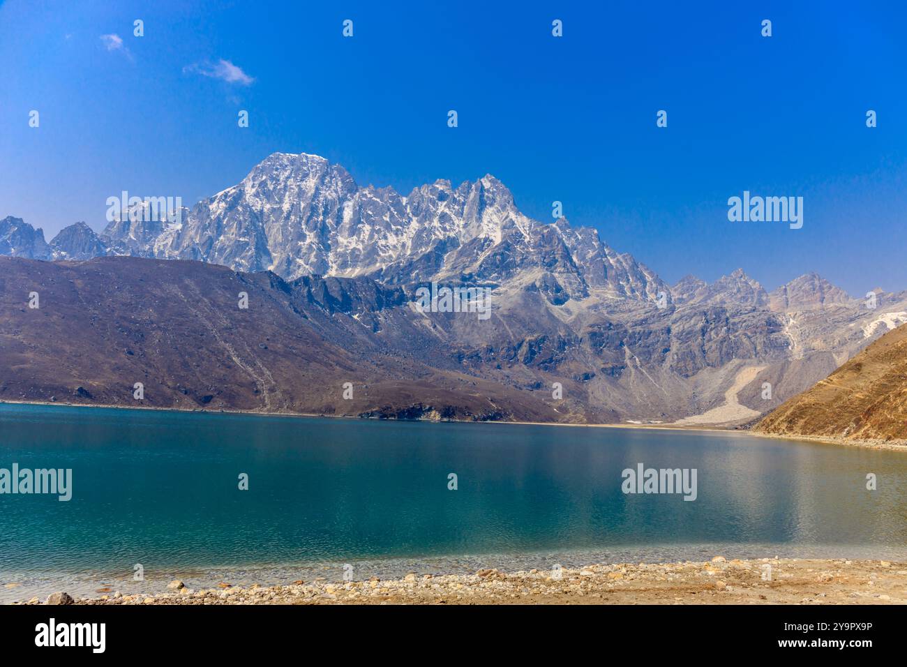 Himalaya Berge wunderschöne malerische Landschaft auf dem Everest Base Camp Trek. Wandern durch den Himalaya in Nepal zwischen hoch gelegenen Schneegipfeln und Gipfeln Stockfoto