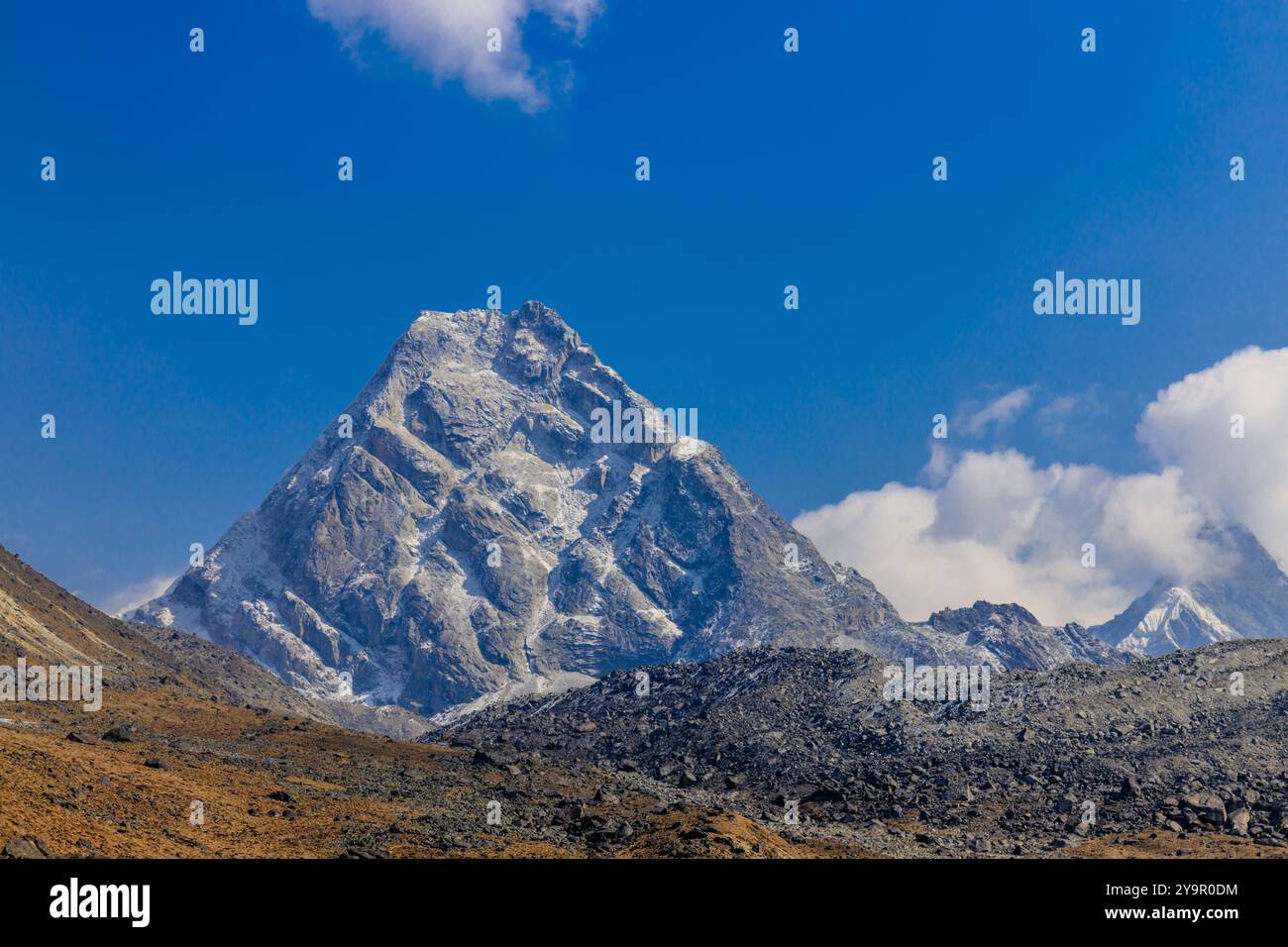 Himalaya Berge wunderschöne malerische Landschaft auf dem Everest Base Camp Trek. Wandern durch den Himalaya in Nepal zwischen hoch gelegenen Schneegipfeln und Gipfeln Stockfoto