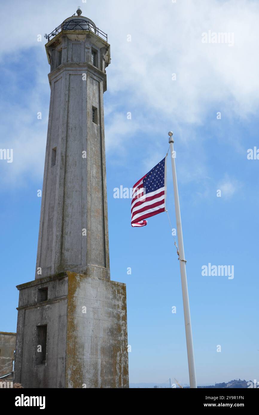 Der ikonische Leuchtturm von Alcatraz mit Sternenfahne und Streifenfahne. Stockfoto