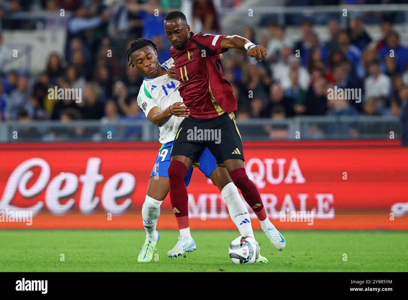 Rom, Italien. Oktober 2024. Destiny Udogie von Italien wetteift mit Dodi Lukebakio von Belgien während der UEFA Nations League, League A, Gruppe um den Ball Stockfoto