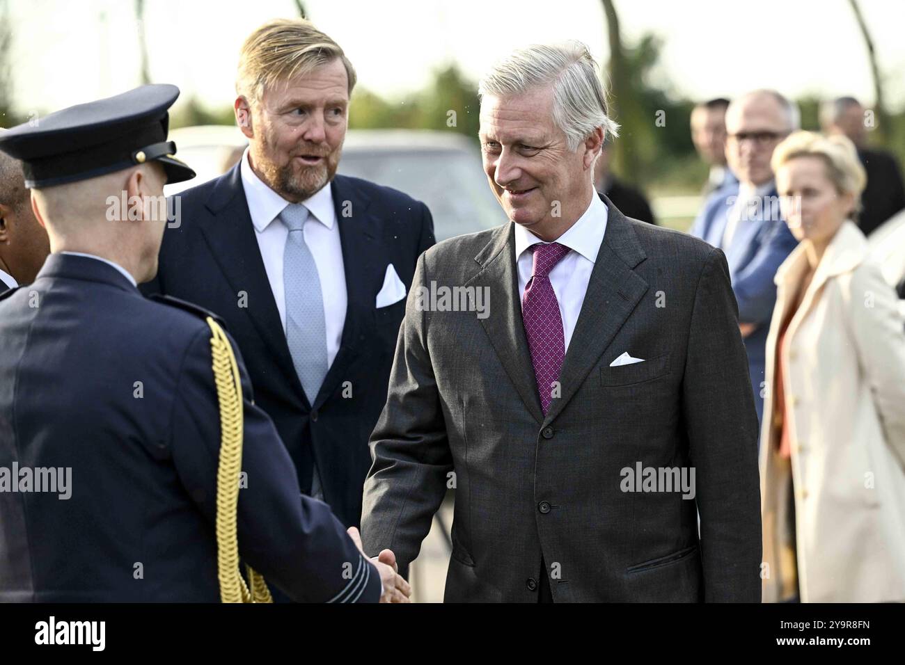 König Willem-Alexander von den Niederlanden und König Philippe - Filip von Belgien, dargestellt bei der Einweihung der neuen Schleuse Terneuzen in Terneuzen, Niederlande, Freitag, 11. Oktober 2024. Diese titanische Struktur ist Teil eines größeren Schleusenkomplexes, der die Stadt Gent mit Zeeland und der Nordsee verbindet. Ähnlich groß wie die Schleusen am Panamakanal, wird die neue Schleuse Terneuzen dazu beitragen, den zunehmenden Fluss- und Seeverkehr in der Nordseehafenregion - den fusionierten Häfen Vlissingen, Terneuzen und Gent - zu bewältigen und gleichzeitig den Verkehrsfluss durch Verkürzung der Wartezeiten zu erleichtern. BELGA FOTO DIR Stockfoto