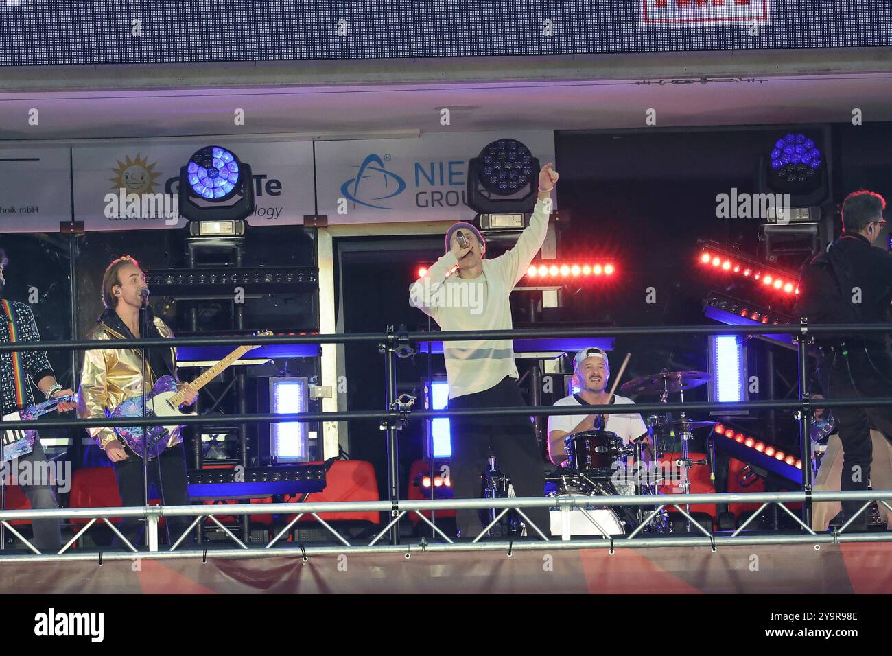 10.10.2024, Rheinenergie Stadion, Köln, Deutschland, Köln, Abschiedsspiel Lukas Podolski, Poldi s 11 vs. FC-Elf, im Bild: Cat Balou spielt Foto © nordphoto GmbH/Meuter Credit: dpa Picture Alliance/Alamy Live News Stockfoto