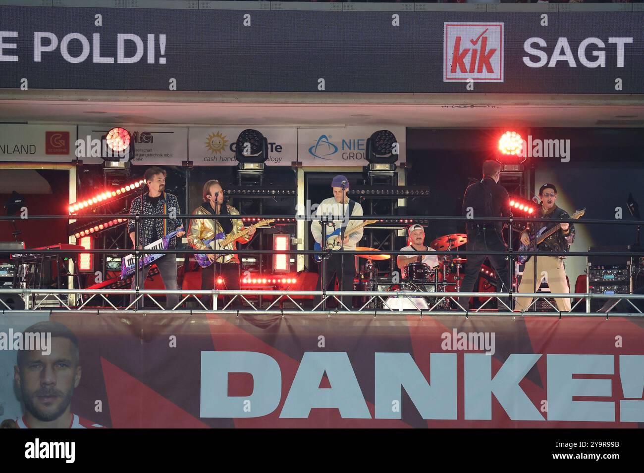 10.10.2024, Rheinenergie Stadion, Köln, Deutschland, Köln, Abschiedsspiel Lukas Podolski, Poldi s 11 vs. FC-Elf, im Bild: Cat Balou spielt Foto © nordphoto GmbH/Meuter Credit: dpa Picture Alliance/Alamy Live News Stockfoto
