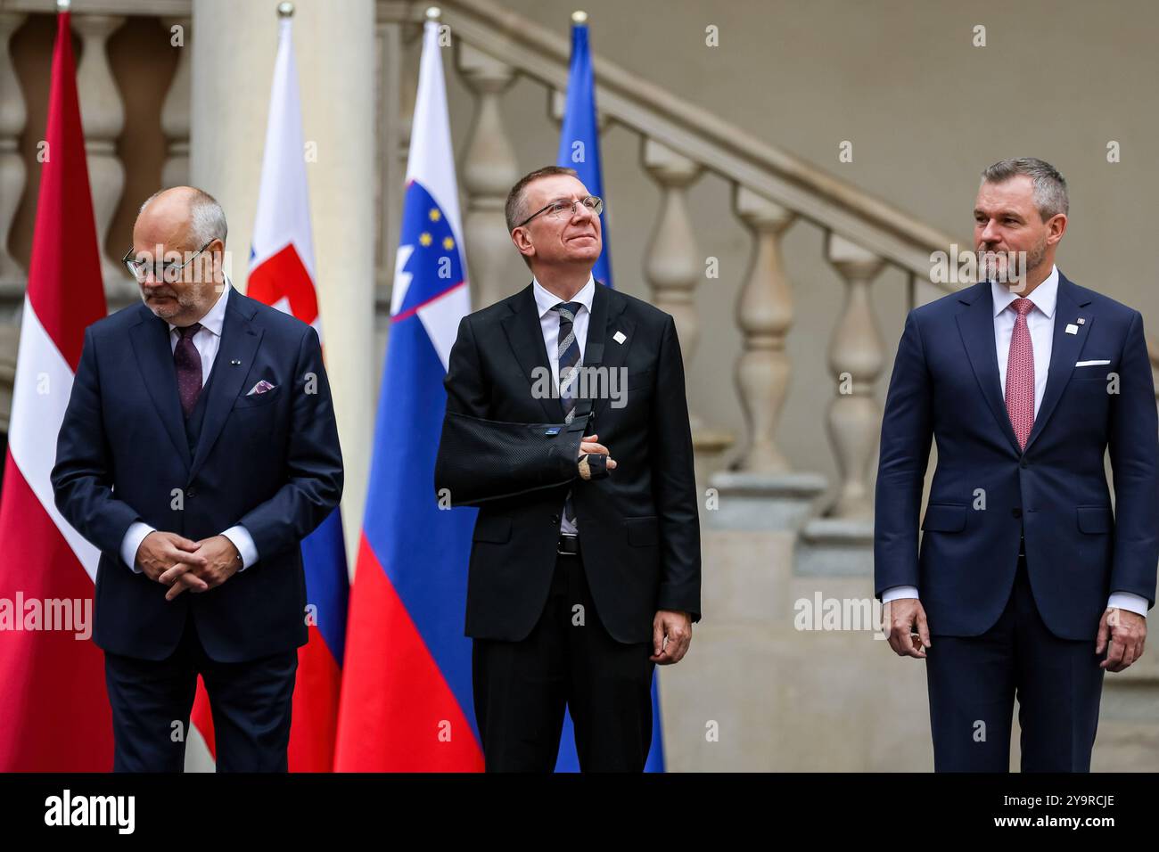 Krakau, Polen. Oktober 2024. (L-R) der Estnische Präsident Alar Karis, der lettische Präsident Edgars Rinkevics, der slowakische Präsident Peter Pellegrini kommen für ein Familienfoto an, als sie zum Gipfel der Arraiolos-Gruppe auf einem denkmalgeschützten Burghof Wawel in einer Altstadt von Krakau ankommen. Quelle: SOPA Images Limited/Alamy Live News Stockfoto