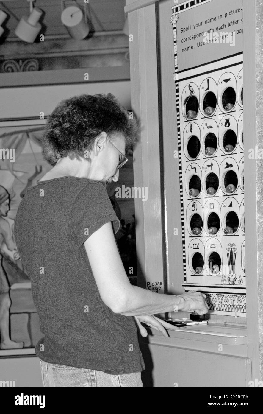 Kaukasische Frau im Alter von 55 bis 60 Jahren schrieb ihren Namen in ägyptischen Hieroglyphen im Museum of the Alphabet in Waxhaw, North Carolina, USA. Stockfoto