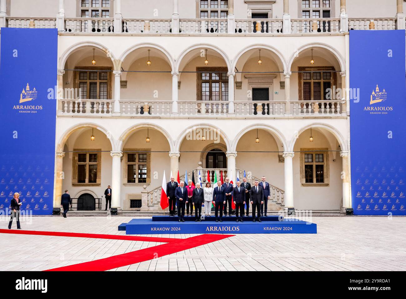 (L-R) Präsident Ungarns Tamas Sulyok, Präsident Deutschlands Frank Walter Steinmeier, Präsident Sloweniens Natasa Pirc Musar, Präsident Italiens Sergio Mattarella, Präsident Griechenlands Katerina Sakellaropoulou, Präsident Polens Andrzej Duda, Präsident Estlands Alar Karis, Präsident Bulgariens Rumen Radev, Präsident Lettlands Edgars Rinkevics, Präsident Kroatiens Zoran Milanovic, der Präsident der Slowakei, Peter Pellegrini, posiert für ein Familienfoto, als er zum Gipfel der Arraiolos-Gruppe auf einem Wahrzeichen der Wawel-Burg in einer Altstadt von Krakau ankommt. (Foto: Dominika Zarzycka/SOPA Images/SIPA Stockfoto