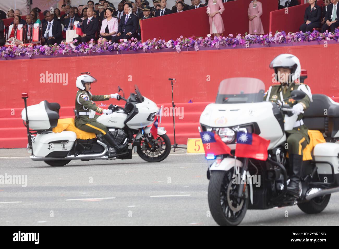 Die Gendarmerie fährt neue schwere Motorräder, um am Taiwans Nationalfeiertag am 10. Oktober 2024 in Taipeh teilzunehmen. Copyright: XJameson Wux Stockfoto