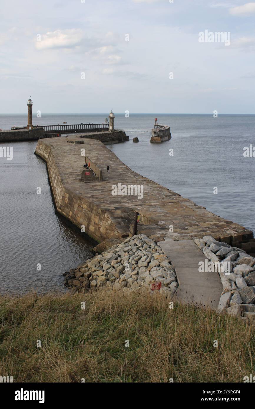 Whitby Pier, England, komplett mit Leuchttürmen Stockfoto