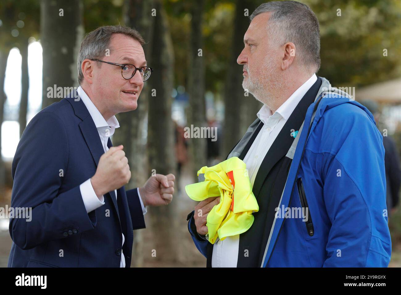 Streik öffentliche Banken in Mainz 10.10.2024 Warnstreik öffentliche Banken Hessen, Saarland, Rheinland-Pfalz in Mainz. Fortsetzung bundesweiter Tarifverhandlungen für Lohnerhöhung der Bediensteten u. a. Sparkasse Saarbbrücken, Frankfurter Sparkasse, KfW, Landesbank Hessen Thüringen, Deka Bank Frankfurt. Erwartet werden ca. 1000 Personen zur Kundgebung vor Hotel Hilton Mainz hier im Gespräch v. li. Dominik Lamminger Geschäftsführer des Bundesverbandes Öffentlicher Banken Deutschland und Stefan Wittmann Verdi Gewerkschaftssekretär Verhandlungsführer Konzernbetreuer Mainz Rheinland-Pfalz Deutsch Stockfoto