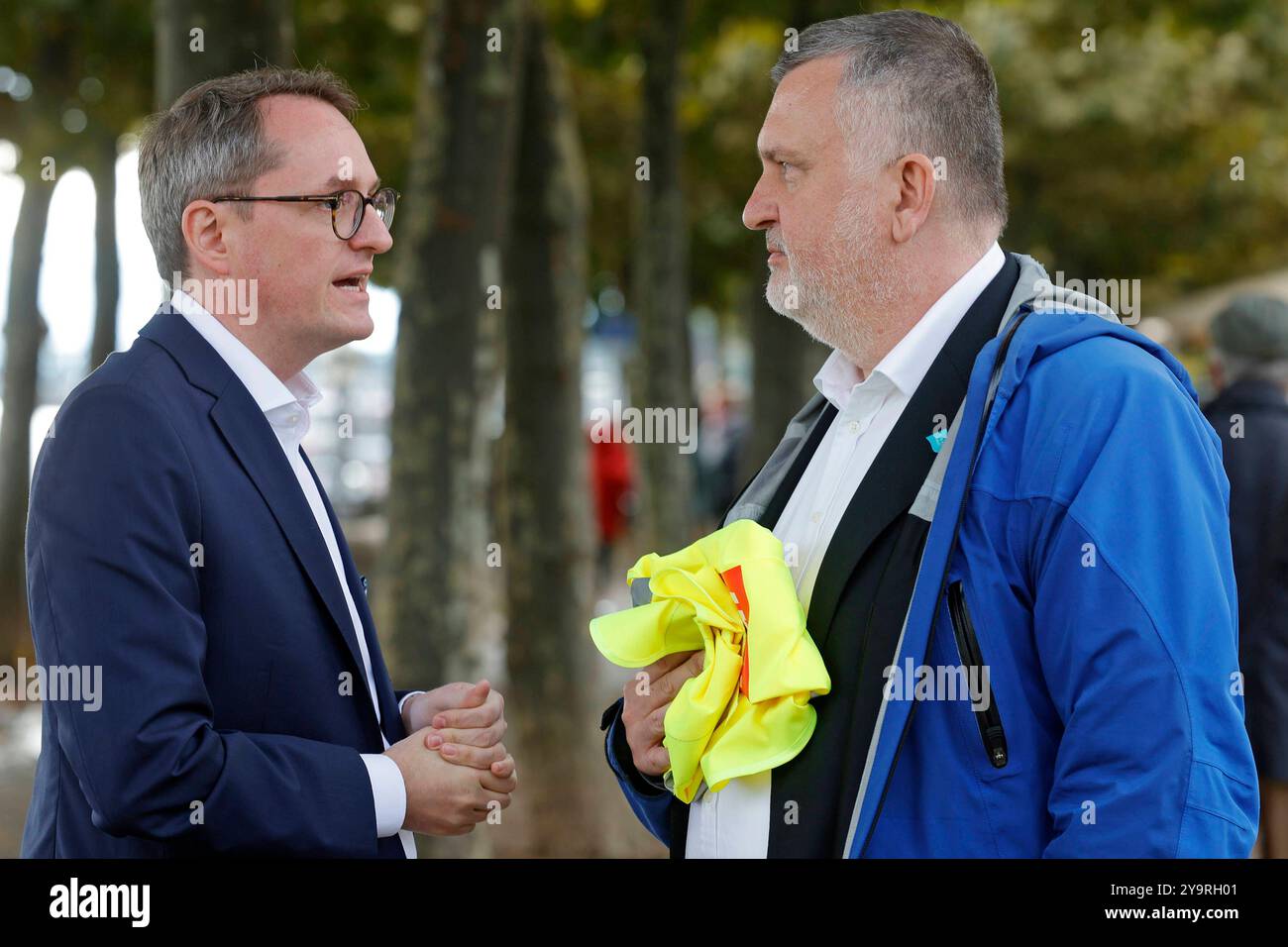 Streik öffentliche Banken in Mainz 10.10.2024 Warnstreik öffentliche Banken Hessen, Saarland, Rheinland-Pfalz in Mainz. Fortsetzung bundesweiter Tarifverhandlungen für Lohnerhöhung der Bediensteten u. a. Sparkasse Saarbbrücken, Frankfurter Sparkasse, KfW, Landesbank Hessen Thüringen, Deka Bank Frankfurt. Erwartet werden ca. 1000 Personen zur Kundgebung vor Hotel Hilton Mainz hier im Gespräch v. li. Dominik Lamminger Geschäftsführer des Bundesverbandes Öffentlicher Banken Deutschland und Stefan Wittmann Verdi Gewerkschaftssekretär Verhandlungsführer Konzernbetreuer Mainz Rheinland-Pfalz Deutsch Stockfoto