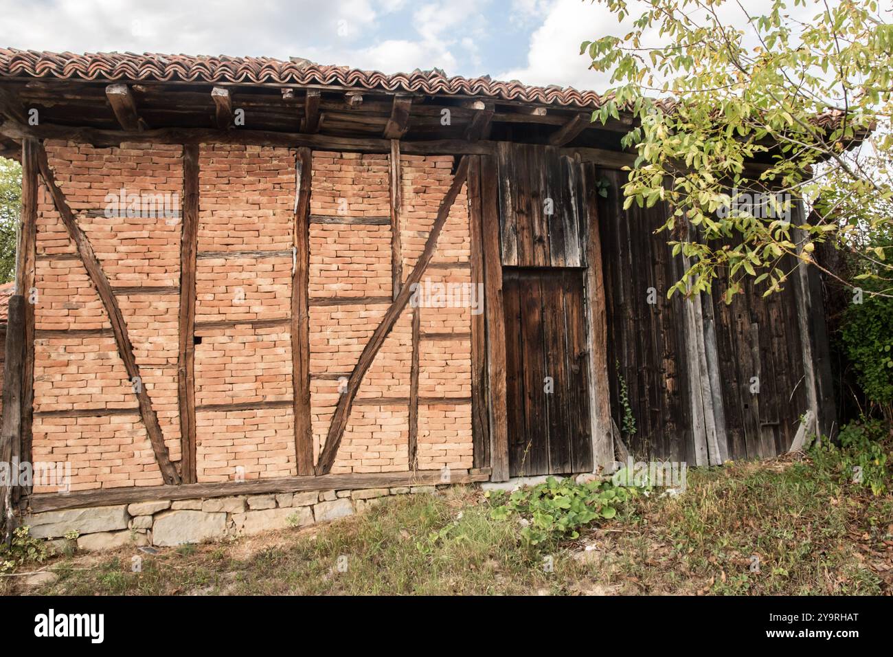 Fachwerkmauer der alten ländlichen Scheune aus der Nähe Stockfoto