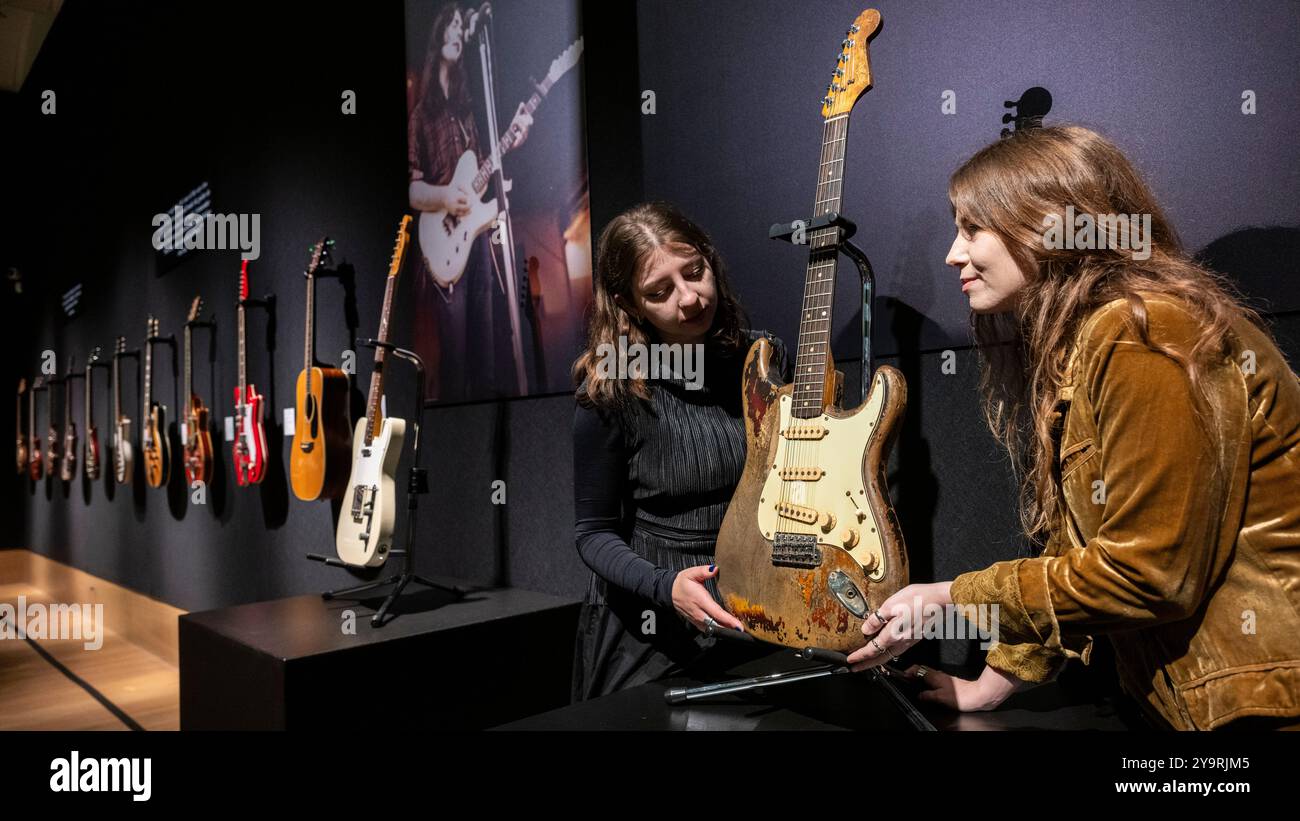 London, Großbritannien. 11. Oktober 2024. (R) die legendäre 1961 Fender Stratocaster E-Gitarre (700.000 £ - 1.000.000 £) wird im Bonhams bei einer Vorschau auf die „The Rory Gallagher Collection“ präsentiert, eine Auswahl an Gitarren, Amps und Zubehör aus dem Leben und der Karriere des irischen Musikers und Songwriters Rory Gallagher. Die Lots werden am 17. Oktober in den Bonhams New Bond Street Galeries versteigert. Quelle: Stephen Chung / Alamy Live News Stockfoto