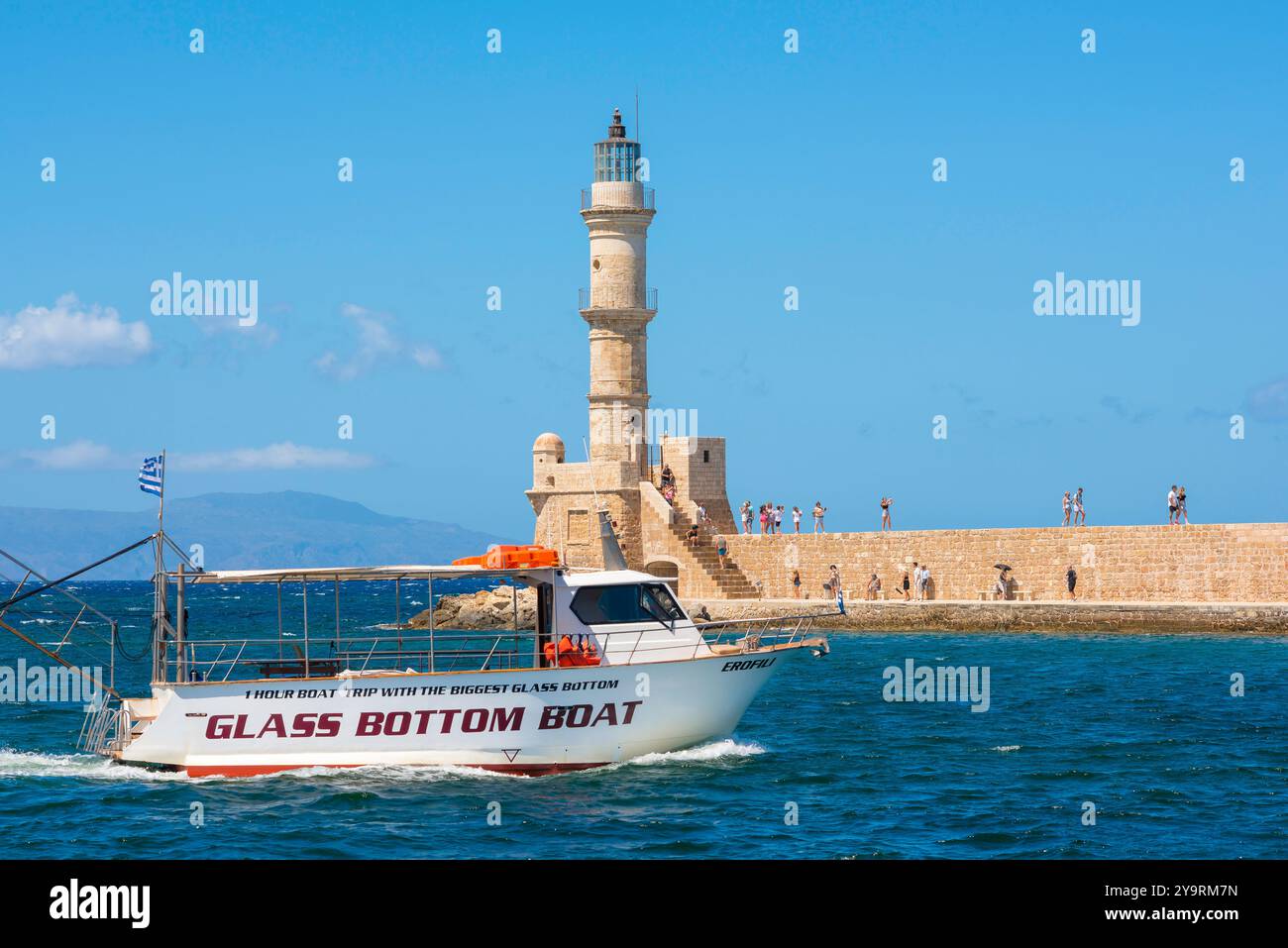 Tourismus mediterrane Reise, Blick auf ein Glasbodenboot, das über den alten venezianischen Hafen in Chania (Hania), Kreta, Griechenland segelt. Stockfoto
