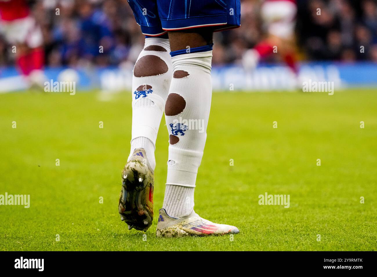 LONDON, ENGLAND - 6. OKTOBER: Die Socken von Noni Madueke vom Chelsea FC wurden mit Löchern versehen, um den Druck während des Premier League-Spiels zwischen Chelsea FC und Nottingham Forest FC am 6. Oktober 2024 in London zu verringern. (Foto: Rene Nijhuis/MB Medias) Stockfoto