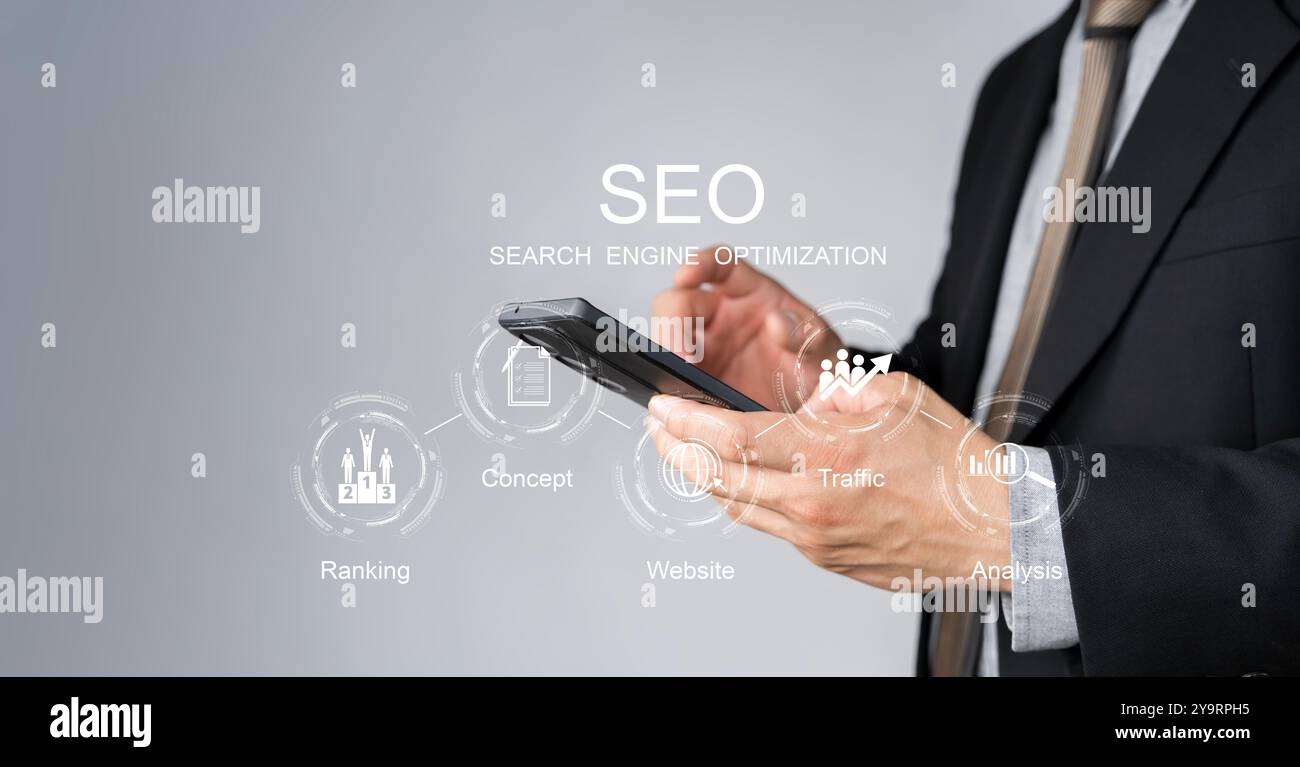 SEO Search Engine, Geschäftsmann verwenden Laptop, um SEO-Suchmaschinenoptimierung zu analysieren, um Ranking-Traffic auf der Website zu fördern und Ihre Website zu optimieren Stockfoto