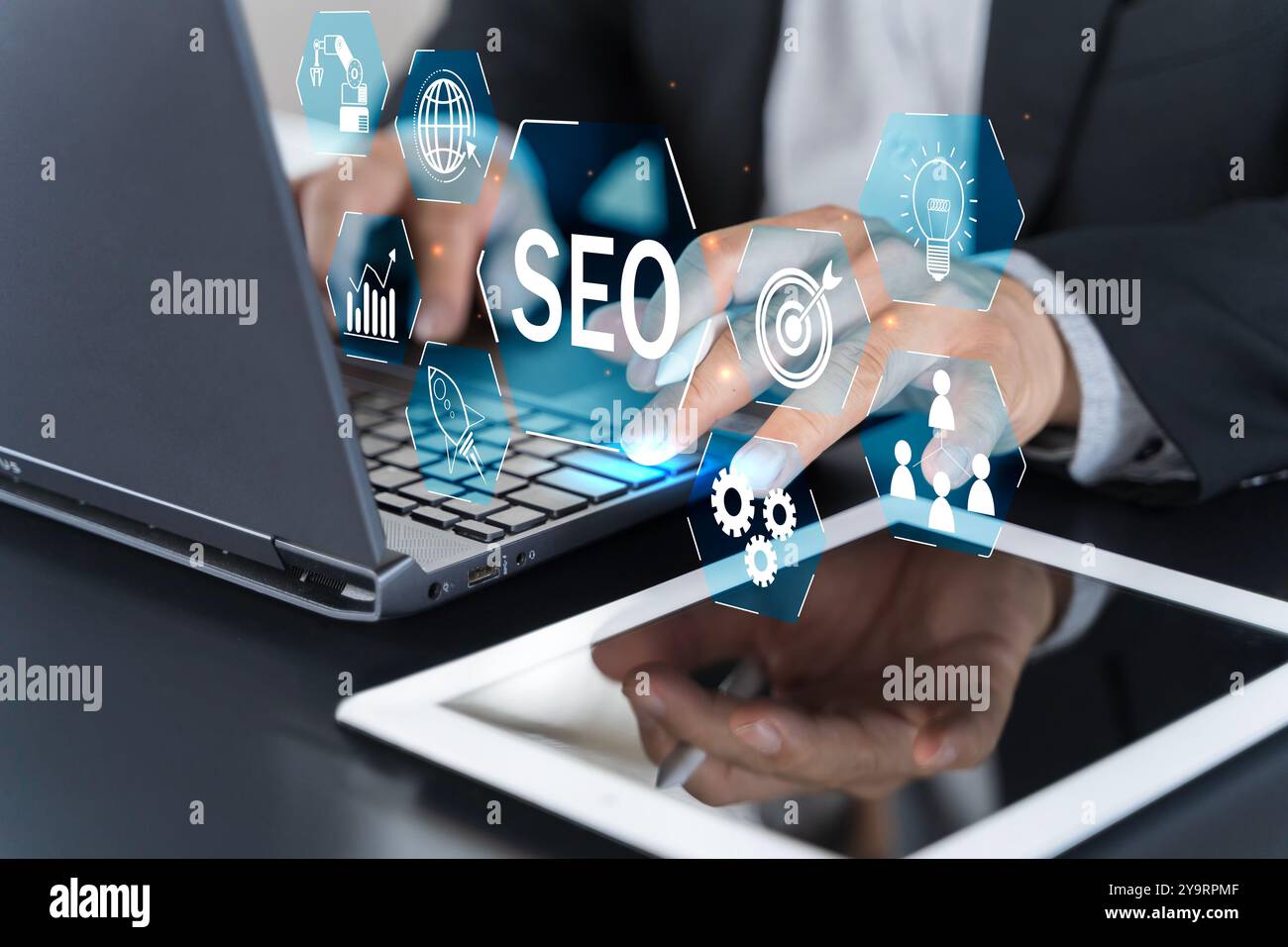 Geschäftsleute analysieren mithilfe eines Laptops die Optimierung der SEO-Suchmaschine, um den Ranking-Traffic auf der Website zu fördern und Ihre Website für die Suche zu optimieren Stockfoto