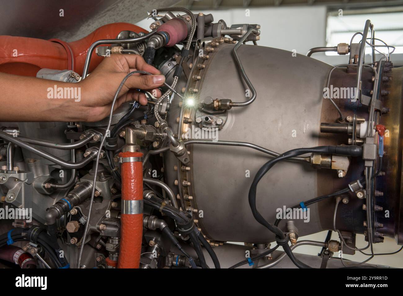 Nahaufnahme der manuellen Prüfung von Komponenten des Hubschrauberdüsenmotors mit Drähten und Rohren – Stockfoto Stockfoto