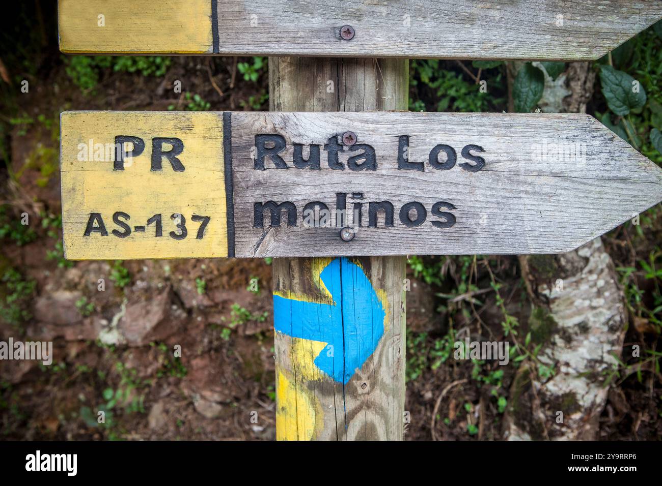 Route des Flusses Profundu, Villaviciosa, Asturien, Spanien. Schild PR-AS-137 Stockfoto