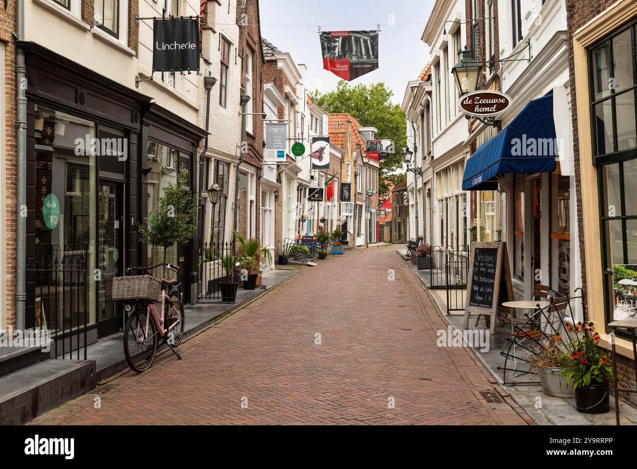 Straße im Zentrum der mittelalterlichen Hafenstadt Zierikzee in der Provinz Zeeland in den Niederlanden. Stockfoto
