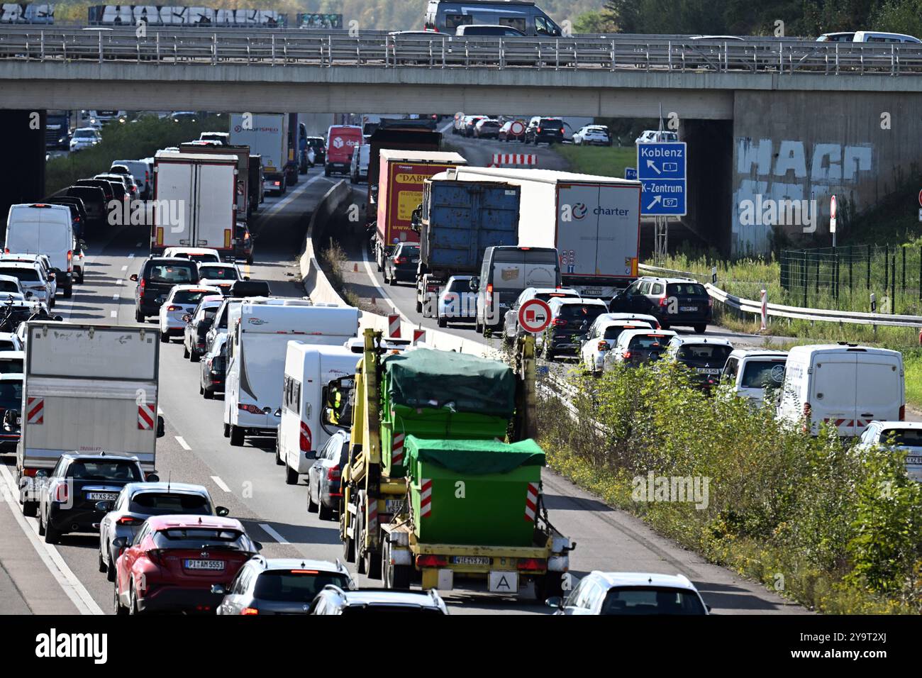 Köln, Deutschland. Oktober 2024. Fahrzeuge stauen auf der Autobahn 1 bei Köln. Die Herbstferien beginnen in Nordrhein-Westfalen. Auf Straßen, Schienen und in der Luft wird ein hohes Verkehrsaufkommen erwartet. Quelle: Federico Gambarini/dpa/Alamy Live News Stockfoto