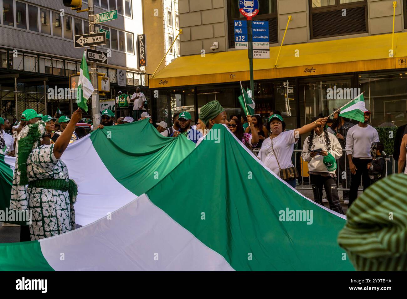 Nigerianer, die in New York leben, feiern zusammen mit ihren Unterstützern am Samstag, den 5. Oktober 2024, bei der Nigerian Independence Day Parade auf der Madison Ave. In New York. Nigerianer erhielt am 1. Oktober 1960 die Unabhängigkeit vom Vereinigten Königreich. (© Richard B. Levine) Stockfoto