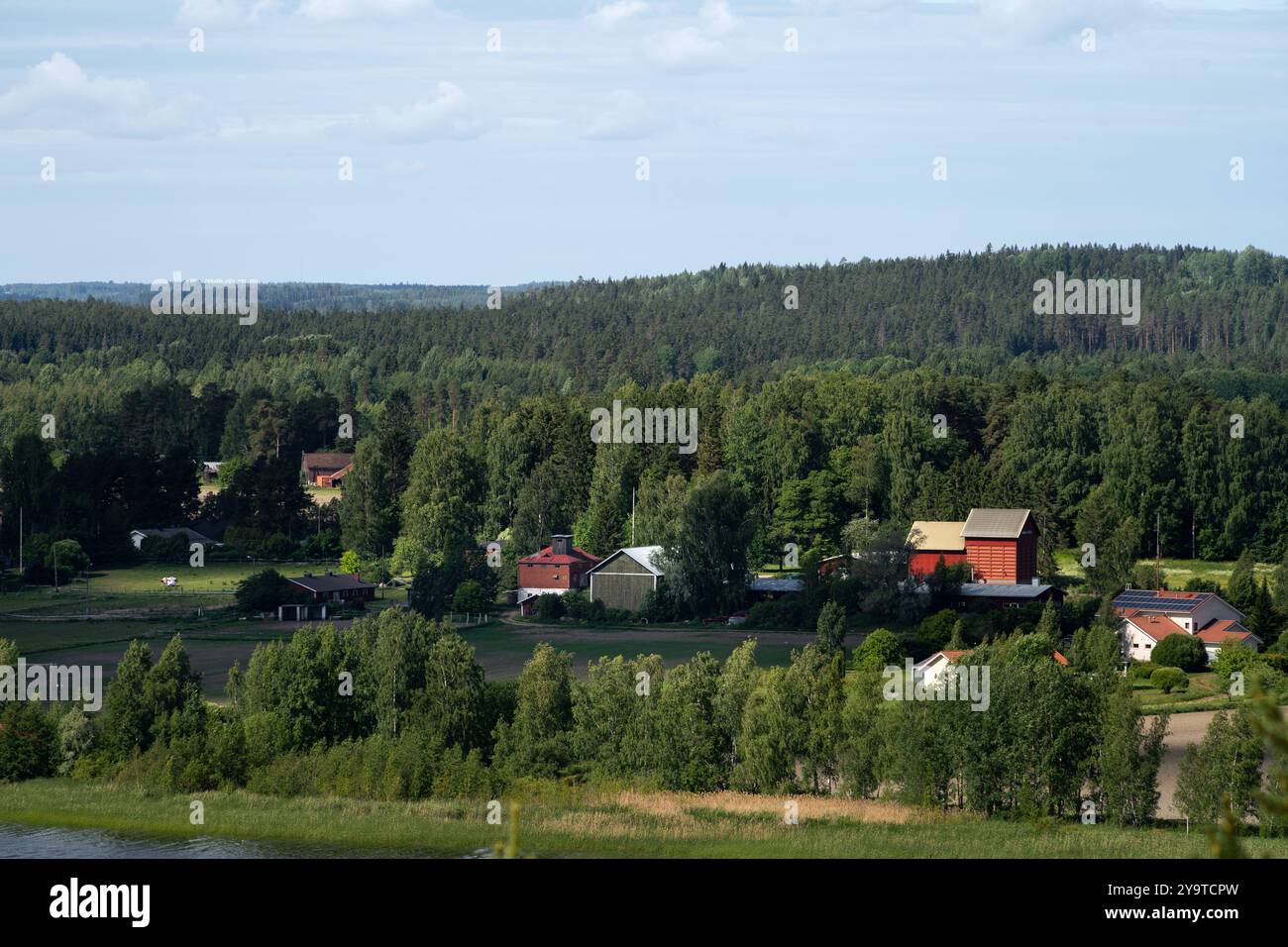Luftaufnahme von Farmen und Wäldern tagsüber in der finnischen Landschaft Stockfoto