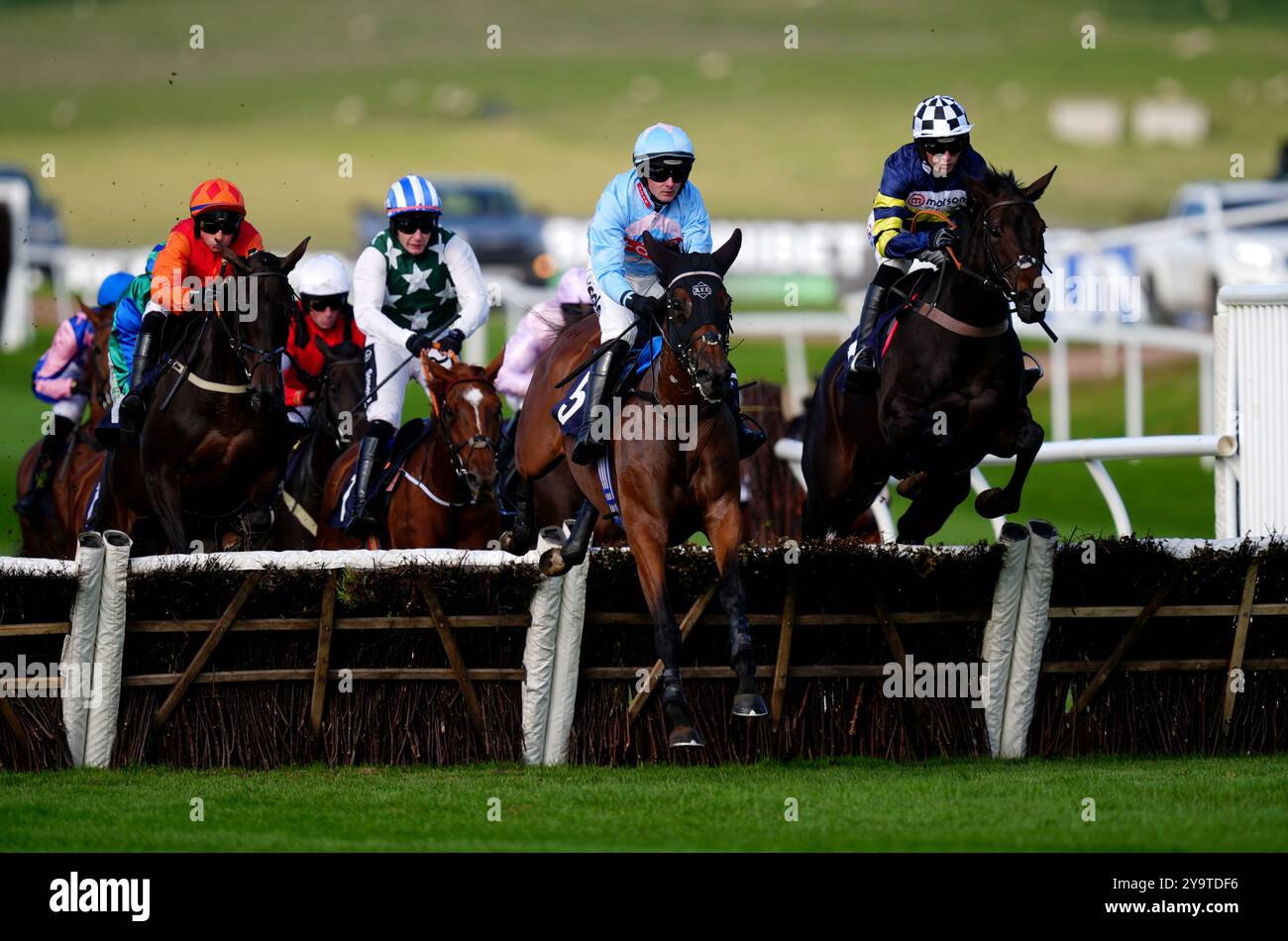 Longhouse Legacy wurde von Jack Quinlan (Mitte) während der Capital Windschutzscheiben in Erinnerung an Aaron Jones geritten. EBF Mares' „National Hunt“-Neulinge stürmen am ersten Tag des Unibet Jump Season Opener auf der Rennbahn Chepstow. Bilddatum: Freitag, 11. Oktober 2024. Stockfoto