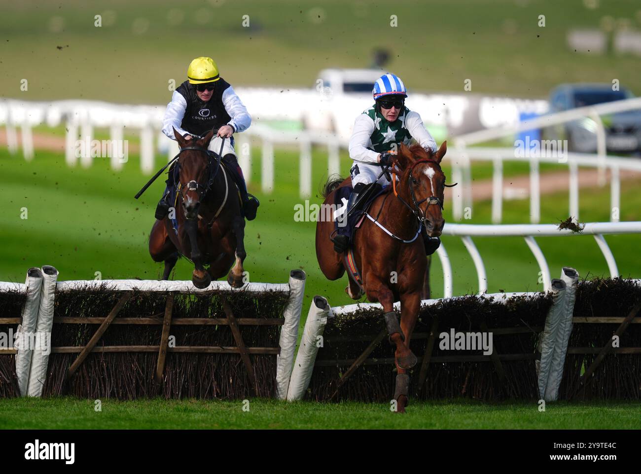 Rockstown Girl, geritten von James O'Sullivan (rechts), kommt nach Hause, um die Capital Windschutzscheiben in Erinnerung an Aaron Jones zu gewinnen. EBF Mares' „National Hunt“ Novizen Hürden am ersten Tag des Unibet Jump Season Opener auf der Chepstow Racecourse. Bilddatum: Freitag, 11. Oktober 2024. Stockfoto