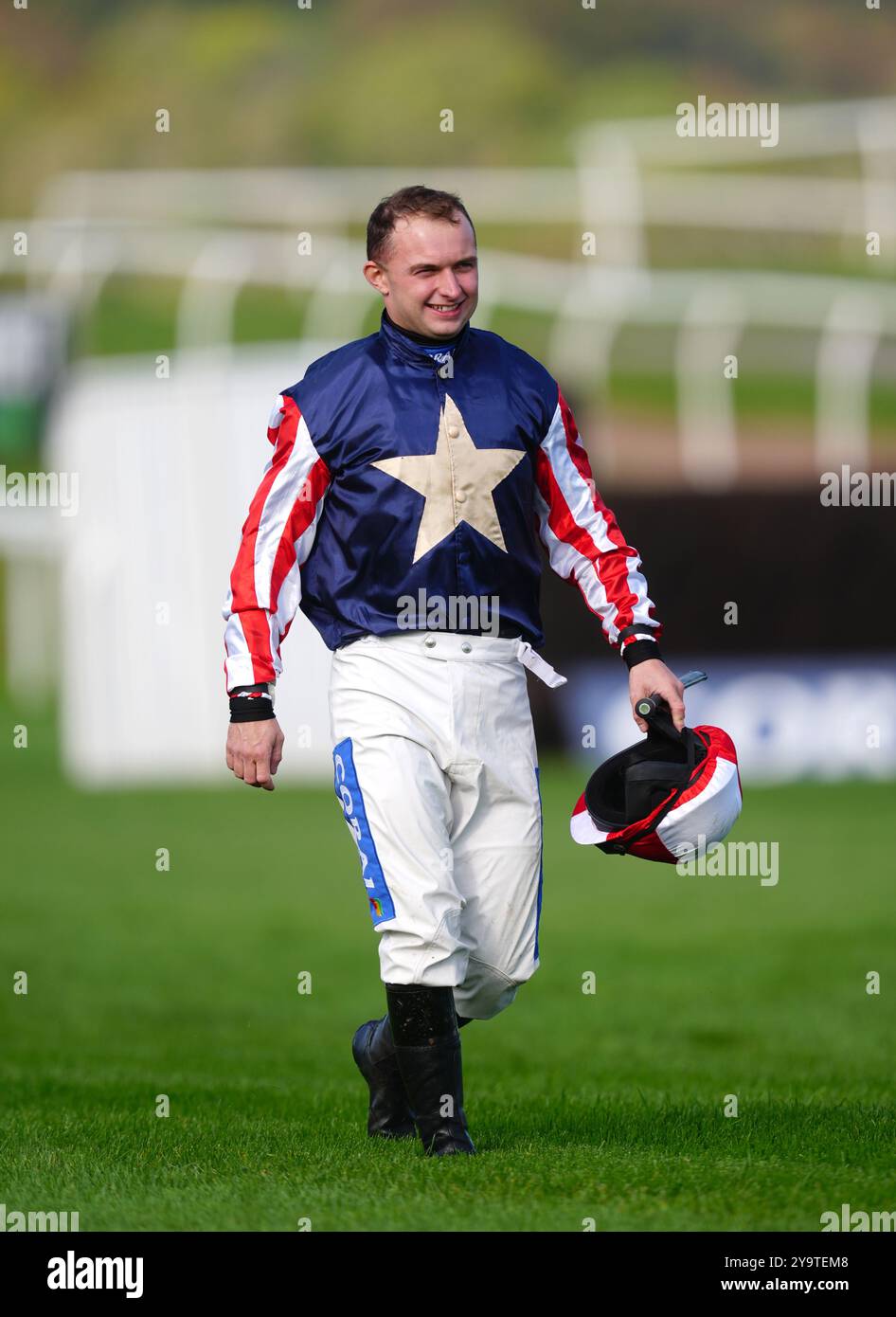 Jockey Sean Bowen geht zurück, nachdem er aus Springs Ein Mädchen in den Capital Windschutzscheiben gefallen ist, in Erinnerung an Aaron Jones. EBF Mares' „National Hunt“-Neulinge Hürden während des ersten Tages des Unibet Jump Season Opener auf der Chepstow Racecourse. Bilddatum: Freitag, 11. Oktober 2024. Stockfoto