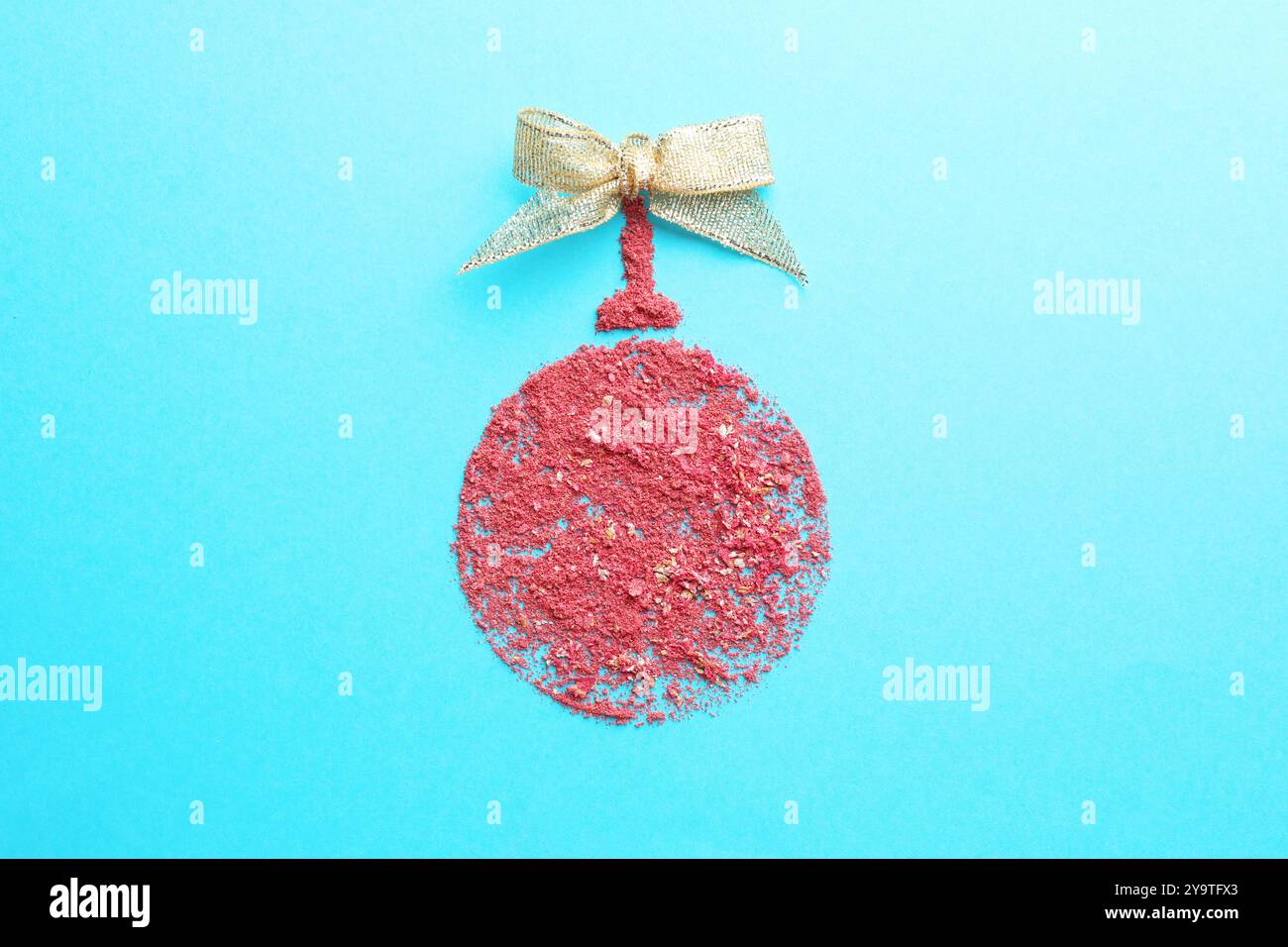 Weihnachtskugel mit Erröten auf hellblauem Hintergrund, Ansicht von oben Stockfoto