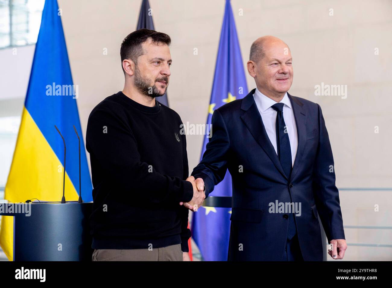 Berlin, Deutschland. 11. Oktober 2024 Pressekonferenz mit Wolodymyr Selenskyj und deutschem Bundeskanzler Olaf Scholz bei Arbeitsbesuch des Präsidenten der Ukraine in Berlin. Berlin *** Berlin, Deutschland 11. Oktober 2024 Pressekonferenz mit Wolodymyr Zelensky und Bundeskanzler Olaf Scholz während des Arbeitsbesuchs des Präsidenten der Ukraine in Berlin Stockfoto