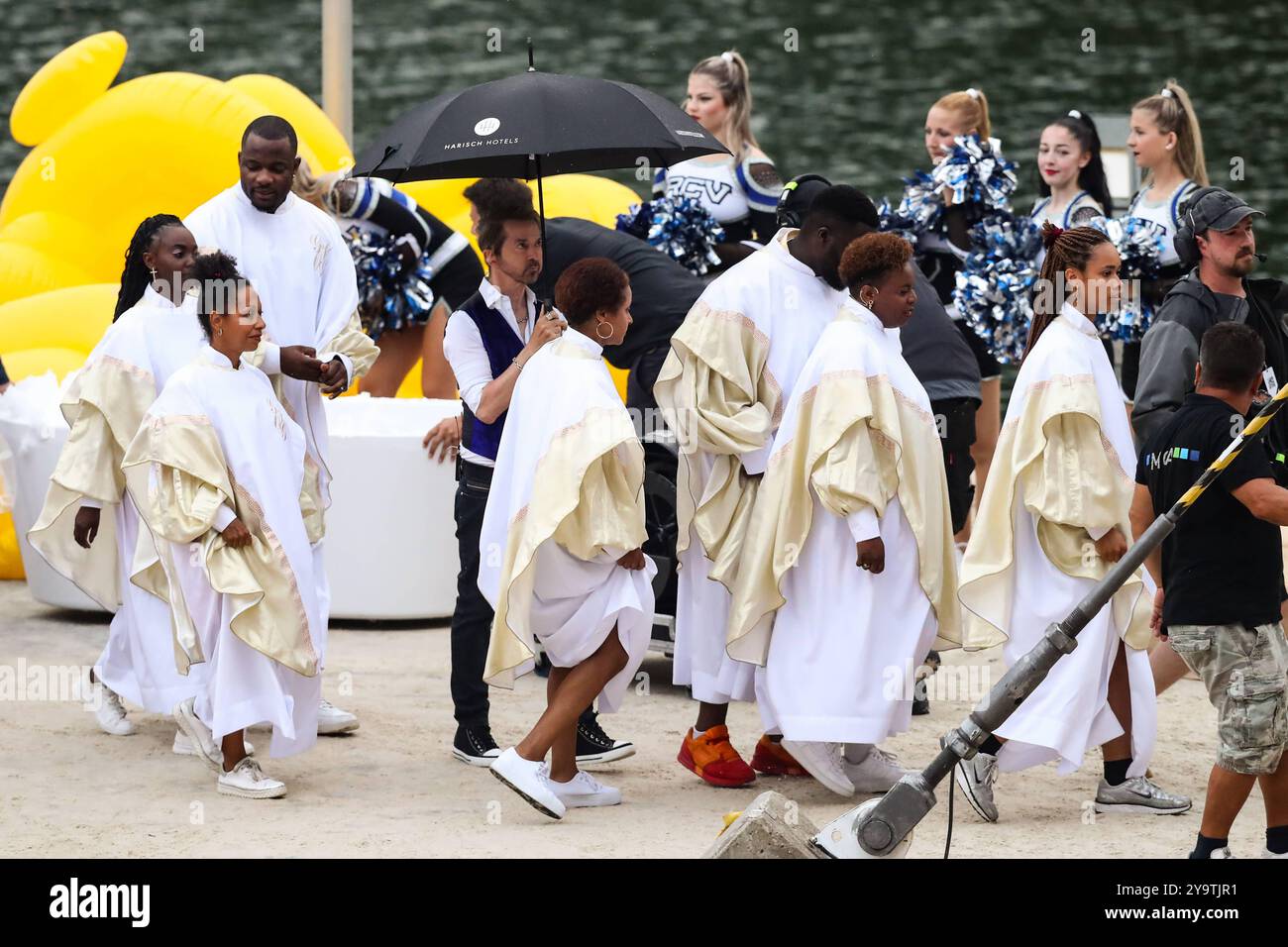 Saenger Limahl mit einem Regenschirm hinter der Bühne - ARD Aufzeichnung Show DIE GROSSE SCHLAGERSTRANDPARTY 2023 - Wir Feiern die 80 er aus dem Amphitheater Gelsenkirchen *** Saenger Limahl mit einem Schirm hinter der Bühne ARD-Aufnahmeshow DIE GROSSE SCHLAGERSTRANDPARTY 2023 Wir Feiern die 80 er aus dem Amphitheater Gelsenkirchen Stockfoto